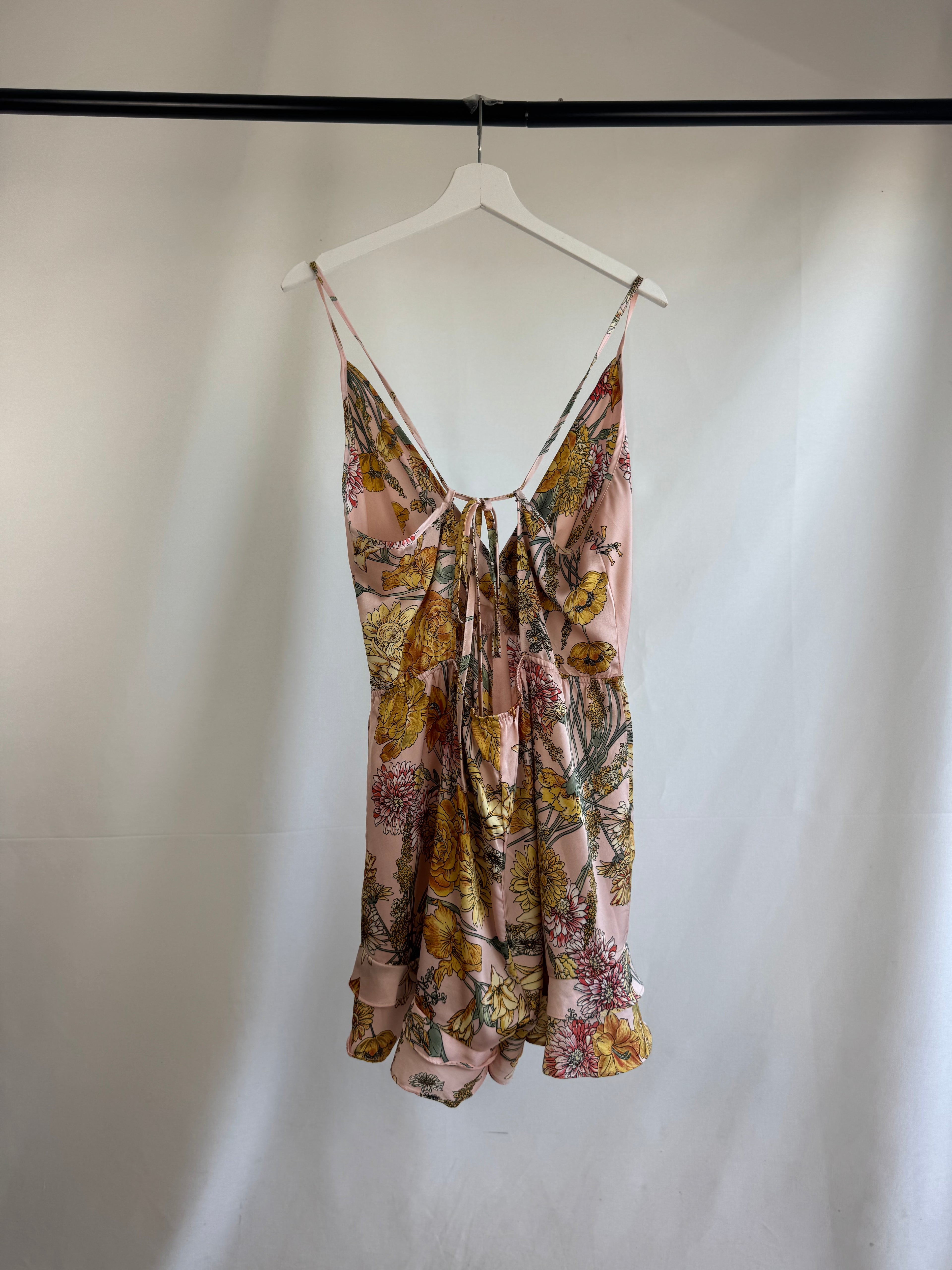 Mono de satén Pretty Little Thing