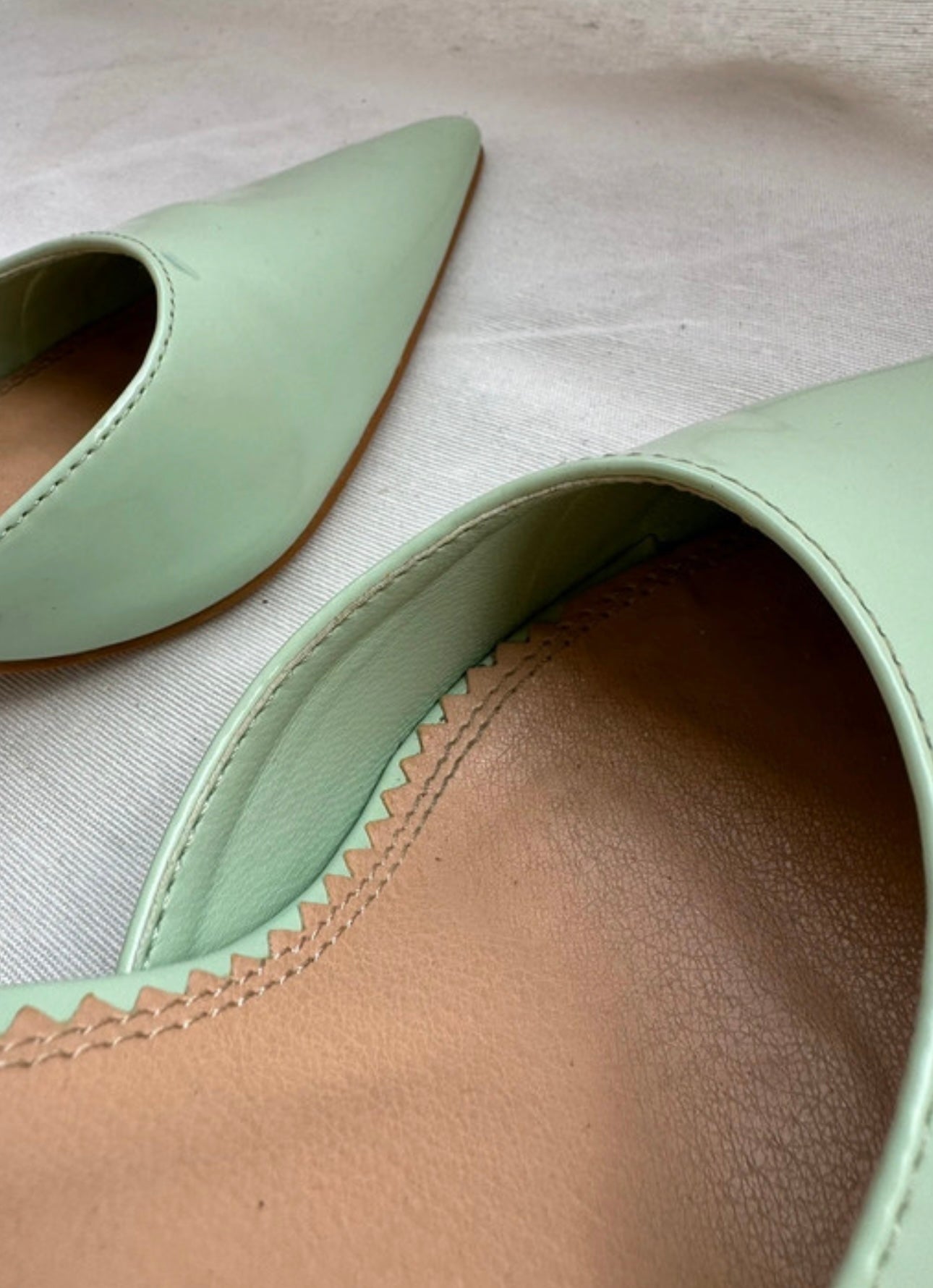 Tacón de charol verde menta