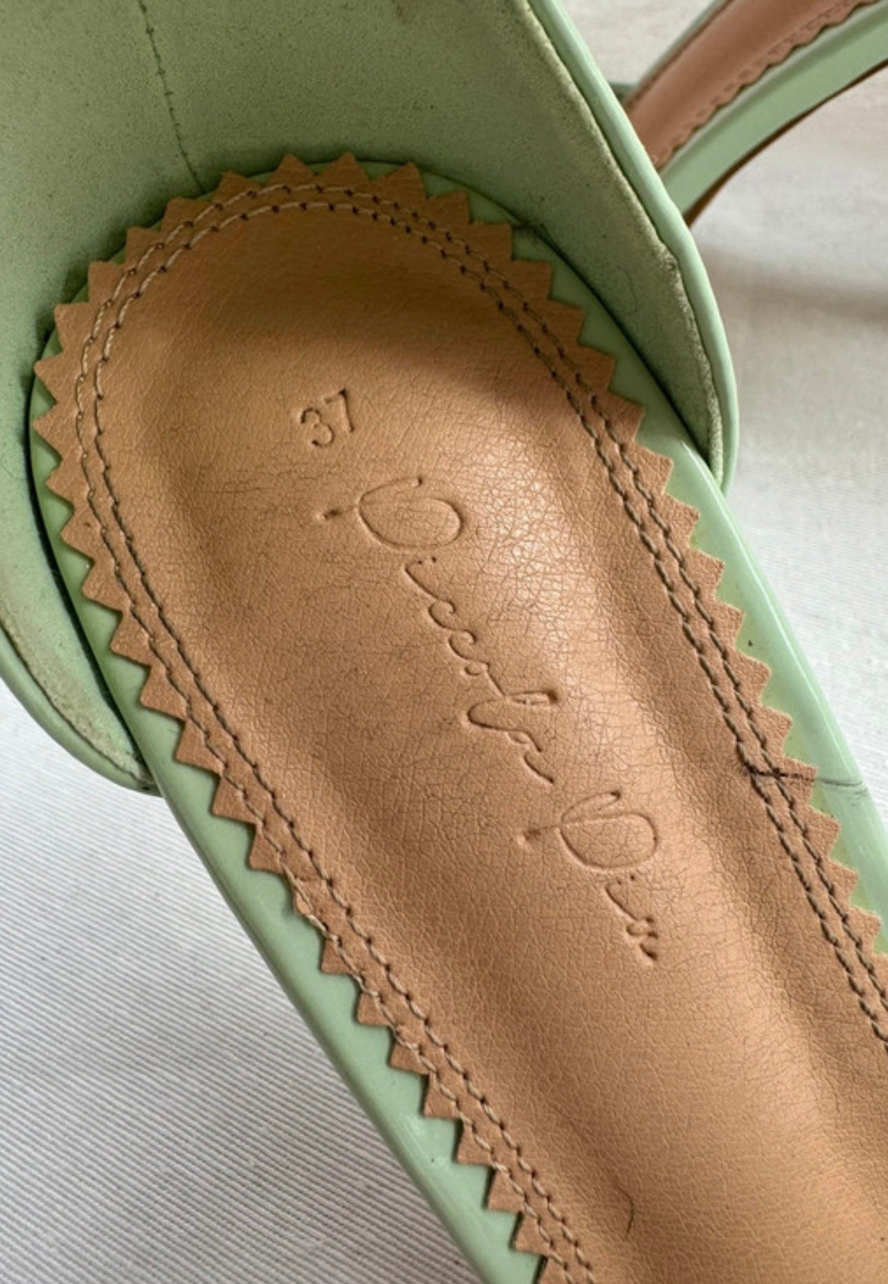 Tacón de charol verde menta