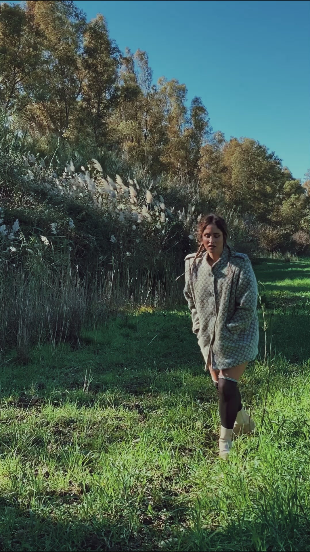 Abrigo vintage blanco y gris