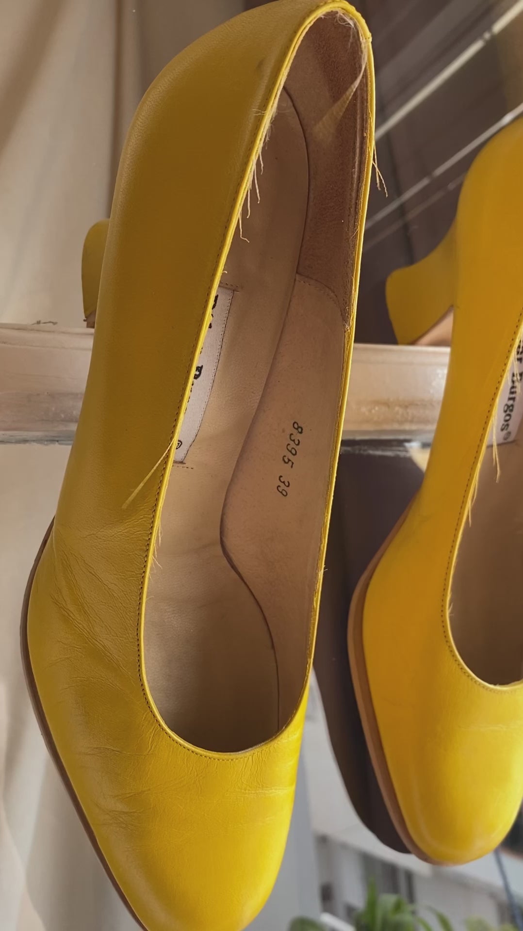 Zapatos amarillos Pilar Burgos