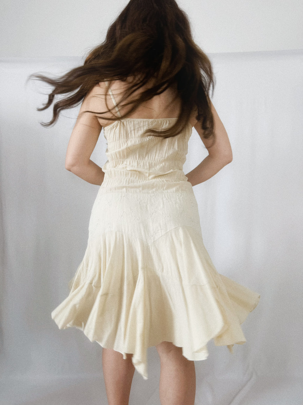 Vestido Boho Beige Pre-Loved con Bordados y Bajo Asimétrico