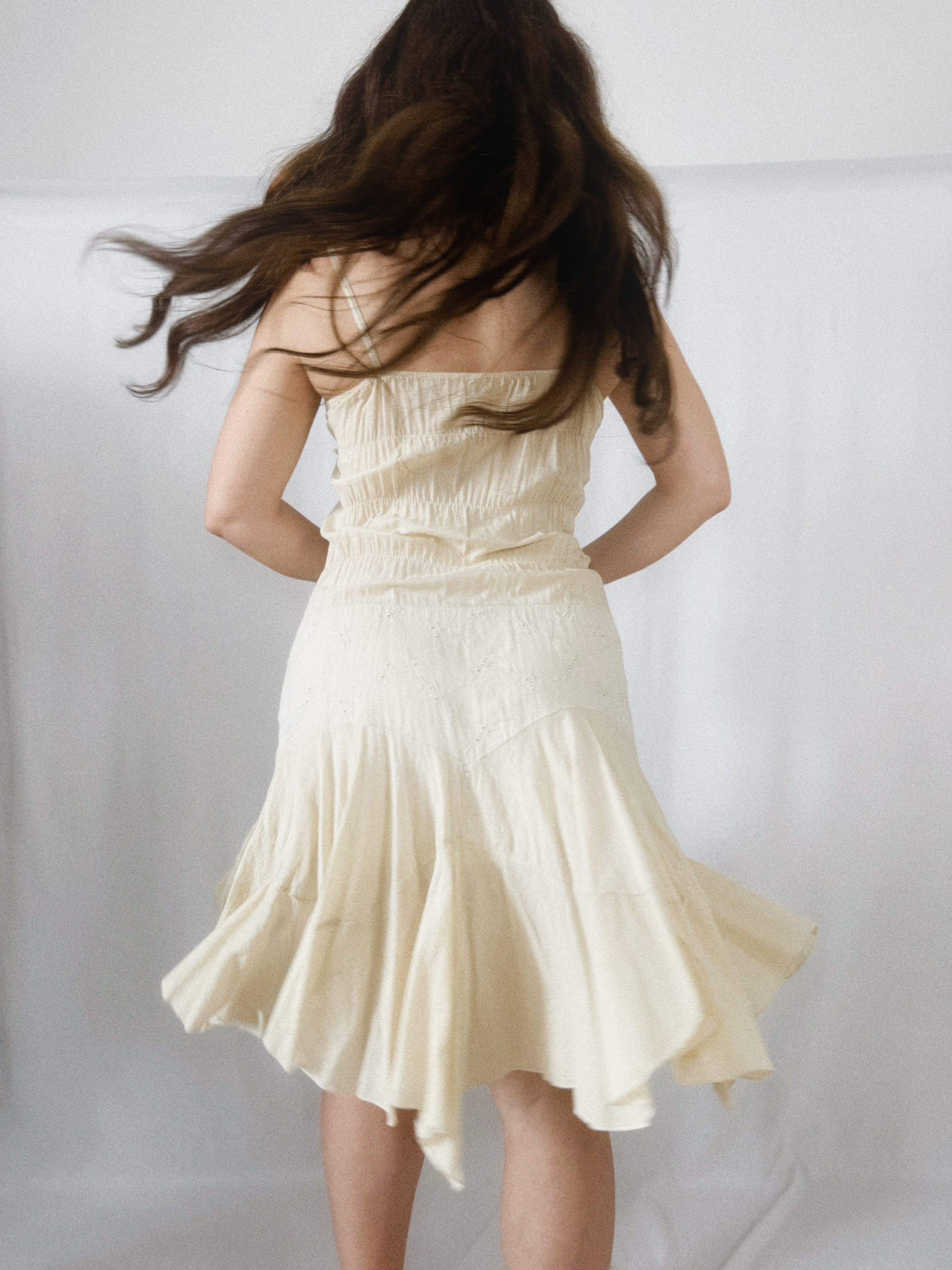 Vestido Boho Beige Pre-Loved con Bordados y Bajo Asimétrico