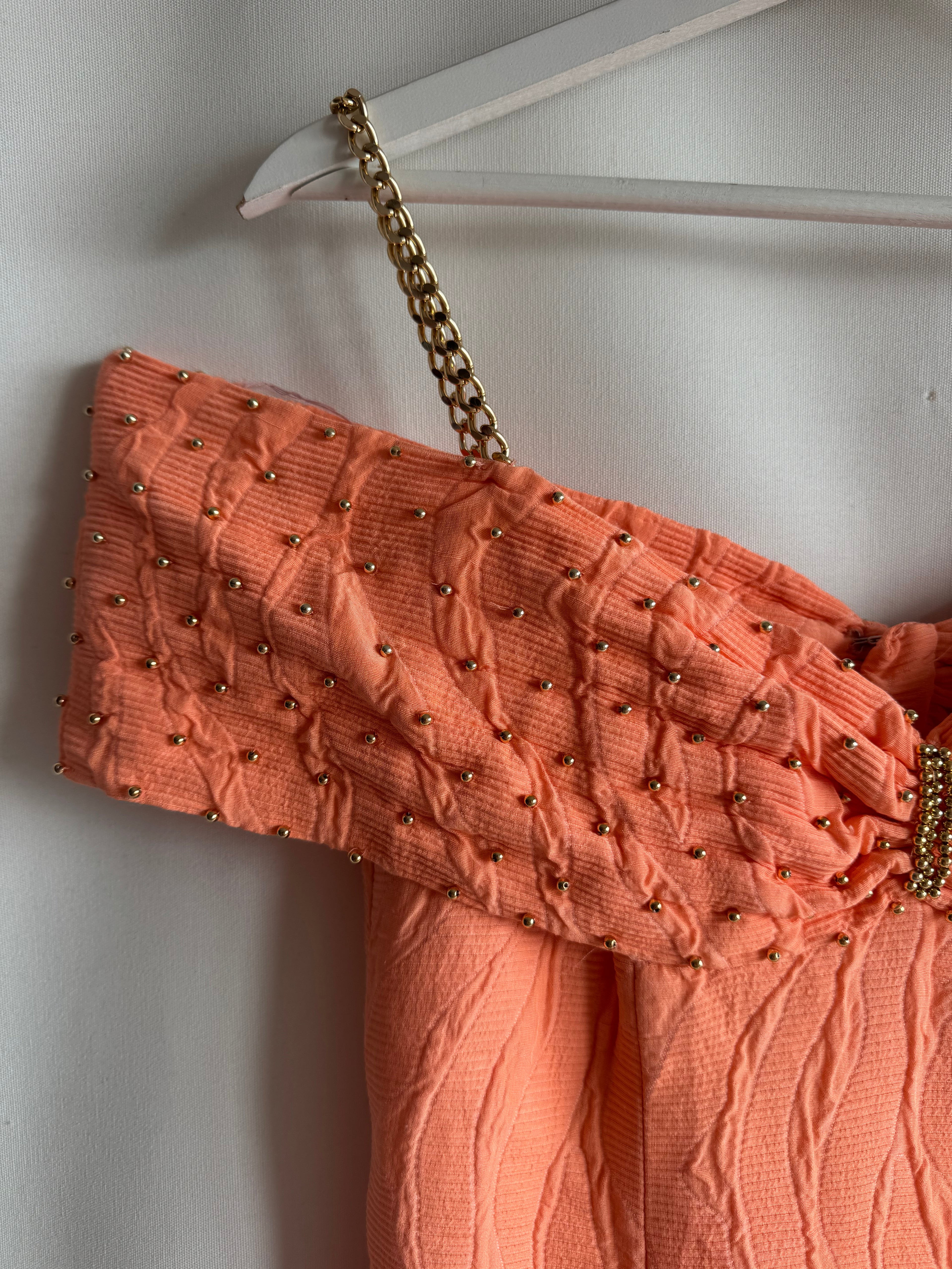Vestido vintage mini naranja con detalles dorados y cadena metálica