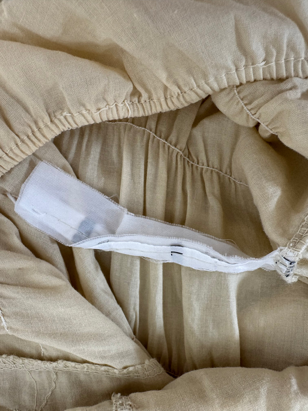 Vestido Boho Beige Pre-Loved con Bordados y Bajo Asimétrico