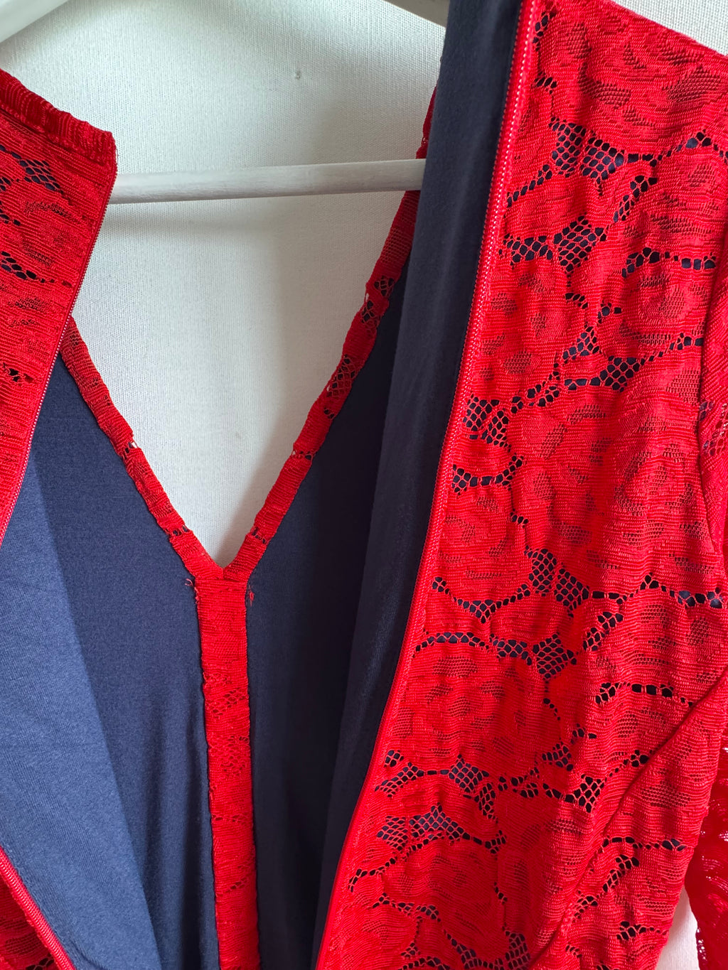 Vestido midi de encaje rojo – Damsel in a Dress (T.10)