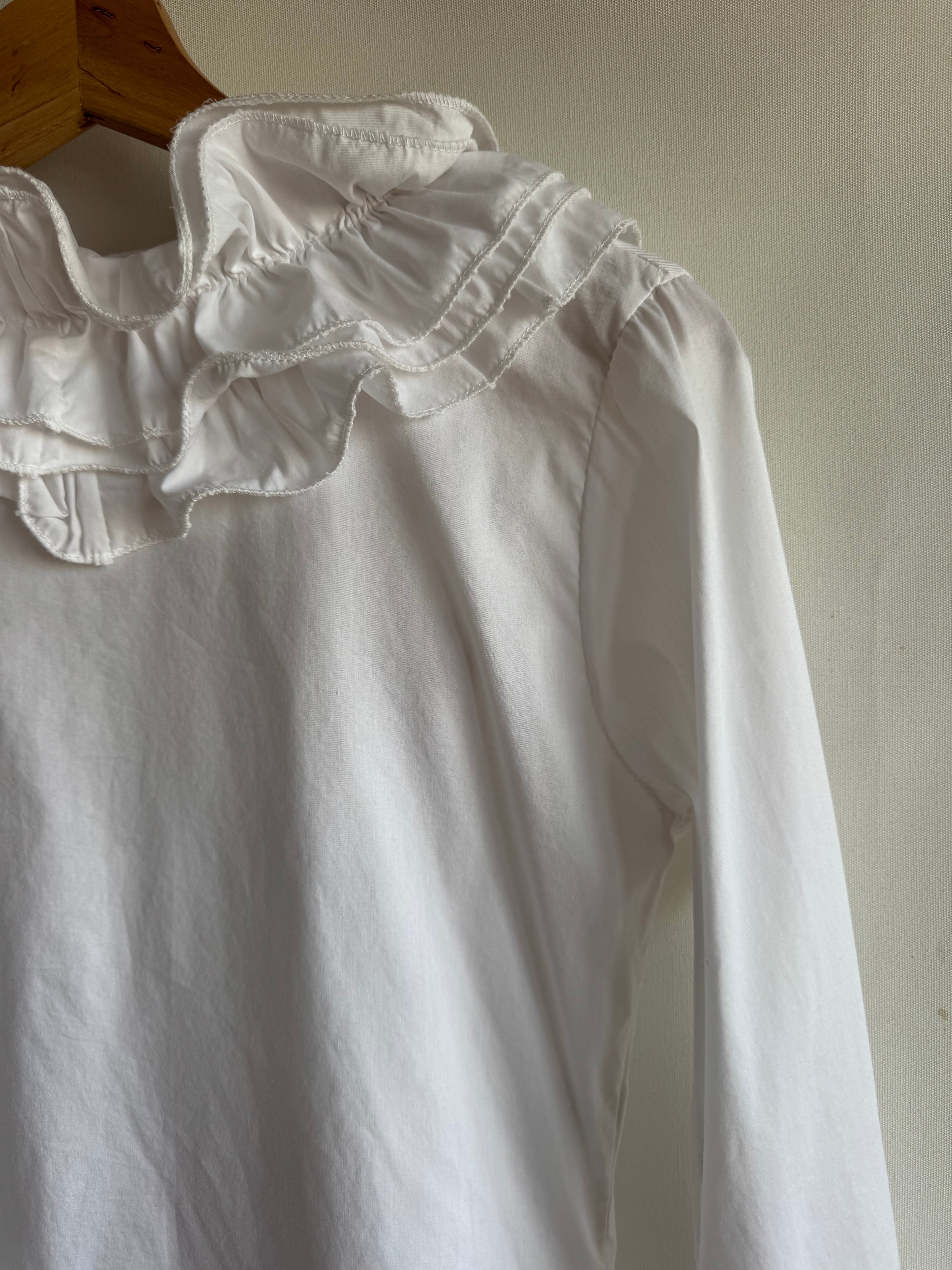 Blusa Pre-Loved blanca con maxi volantes y corte entallado