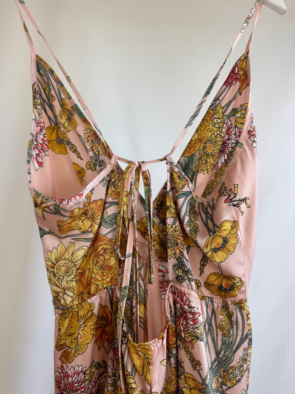 Mono de satén Pretty Little Thing