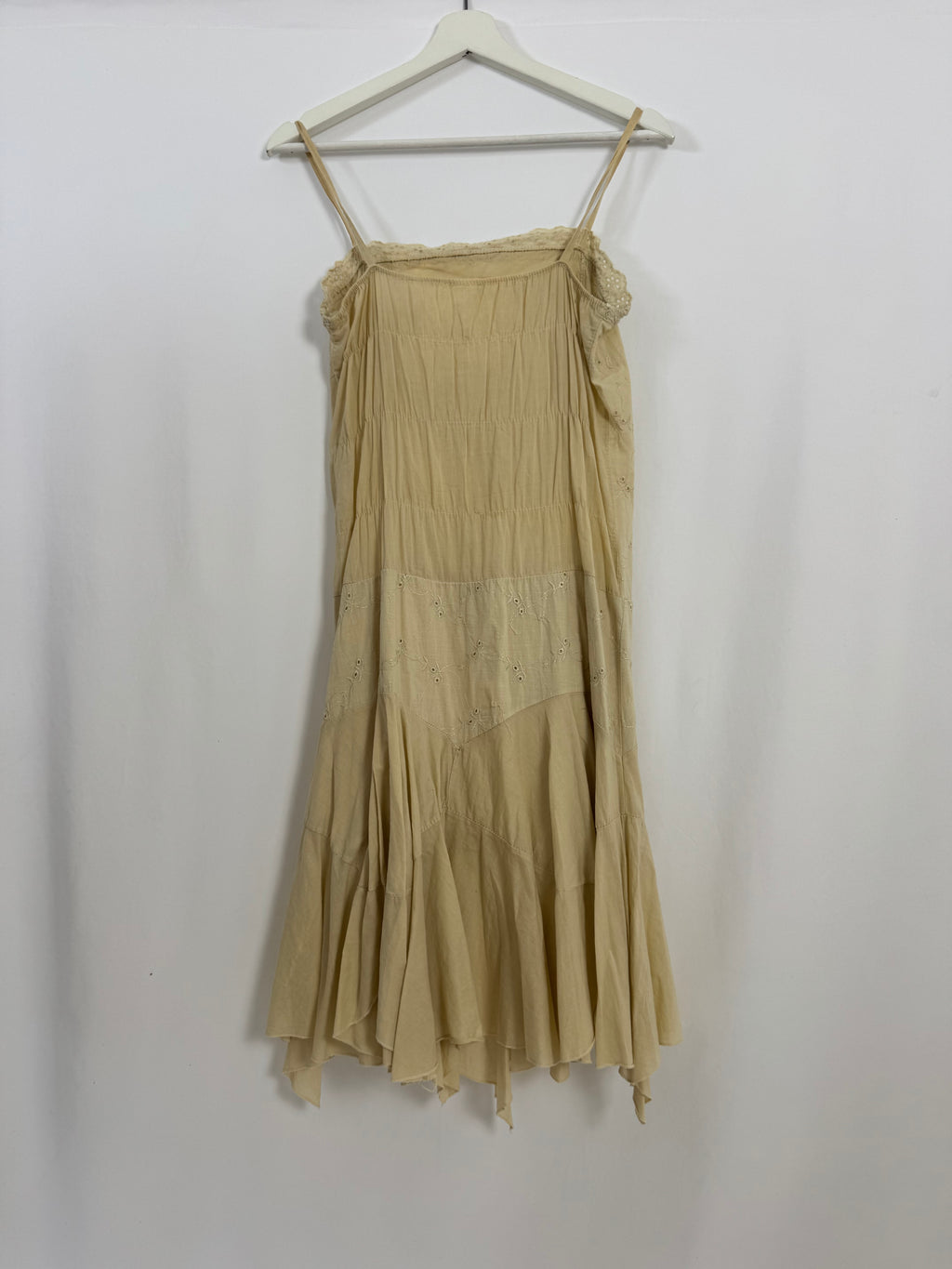 Vestido Boho Beige Pre-Loved con Bordados y Bajo Asimétrico