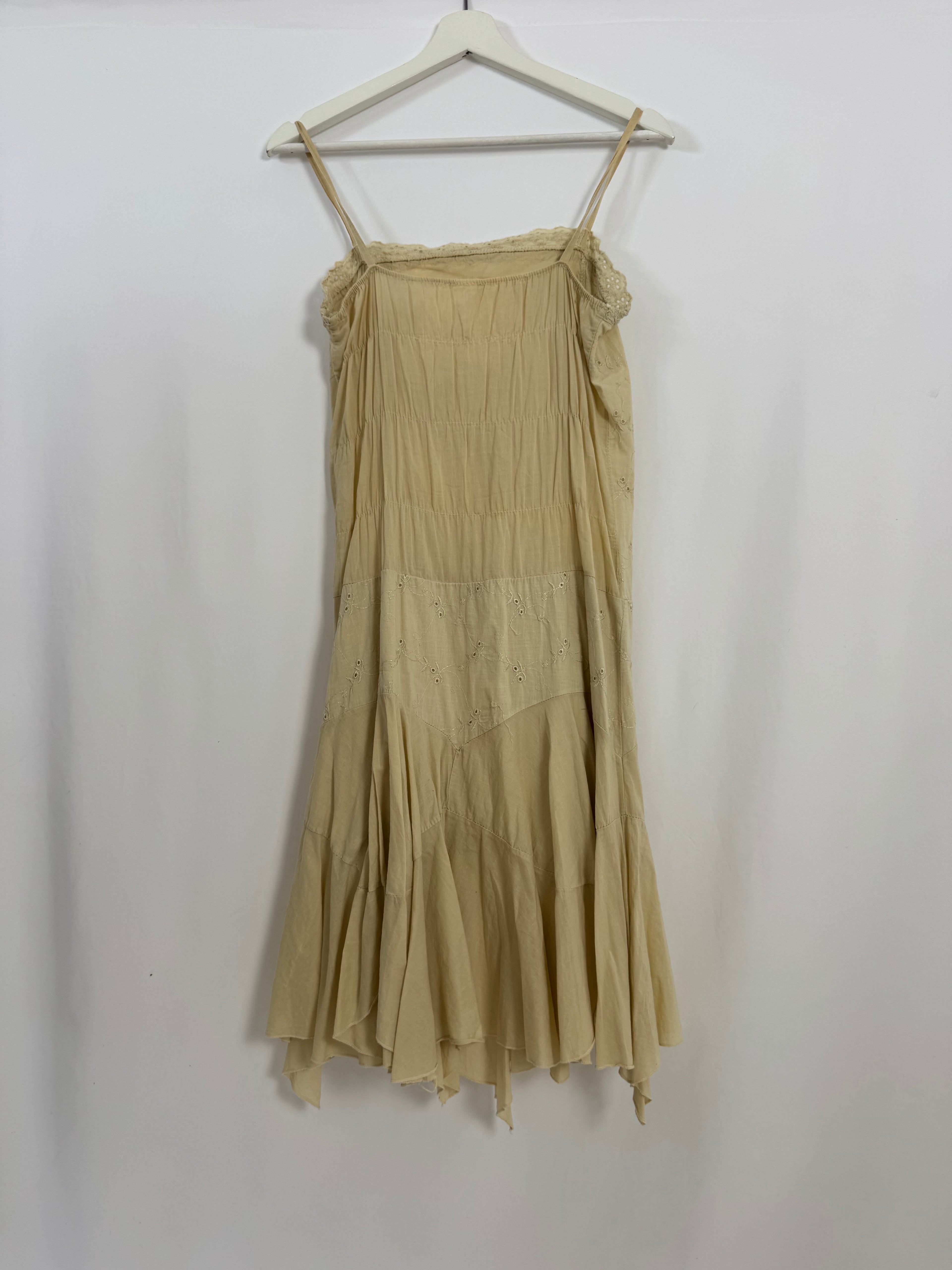 Vestido Boho Beige Pre-Loved con Bordados y Bajo Asimétrico