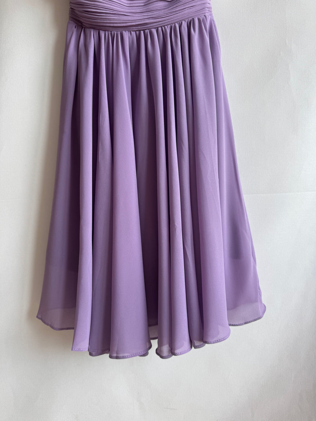 Vestido Pre-Loved Eva & Lola lila plisado asimétrico con espalda nido de abeja