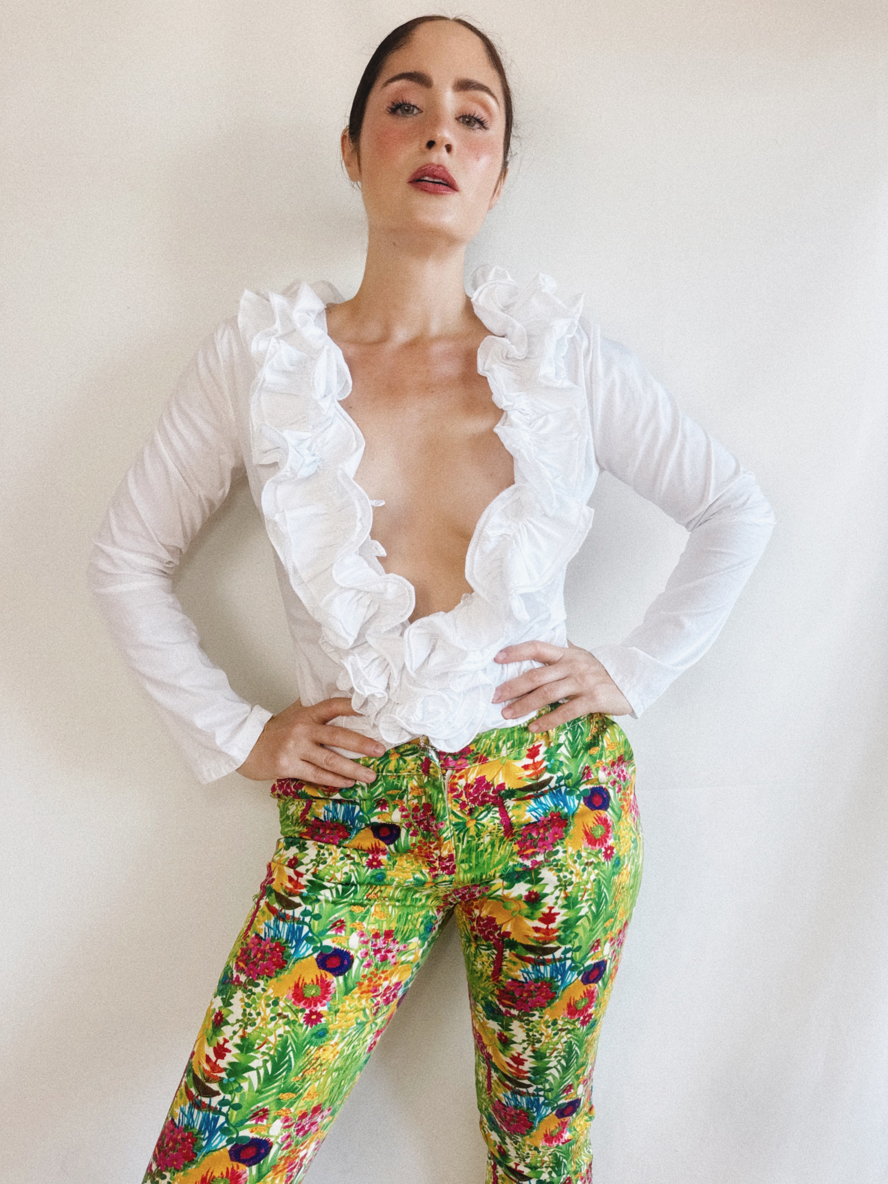 Blusa Pre-Loved blanca con maxi volantes y corte entallado