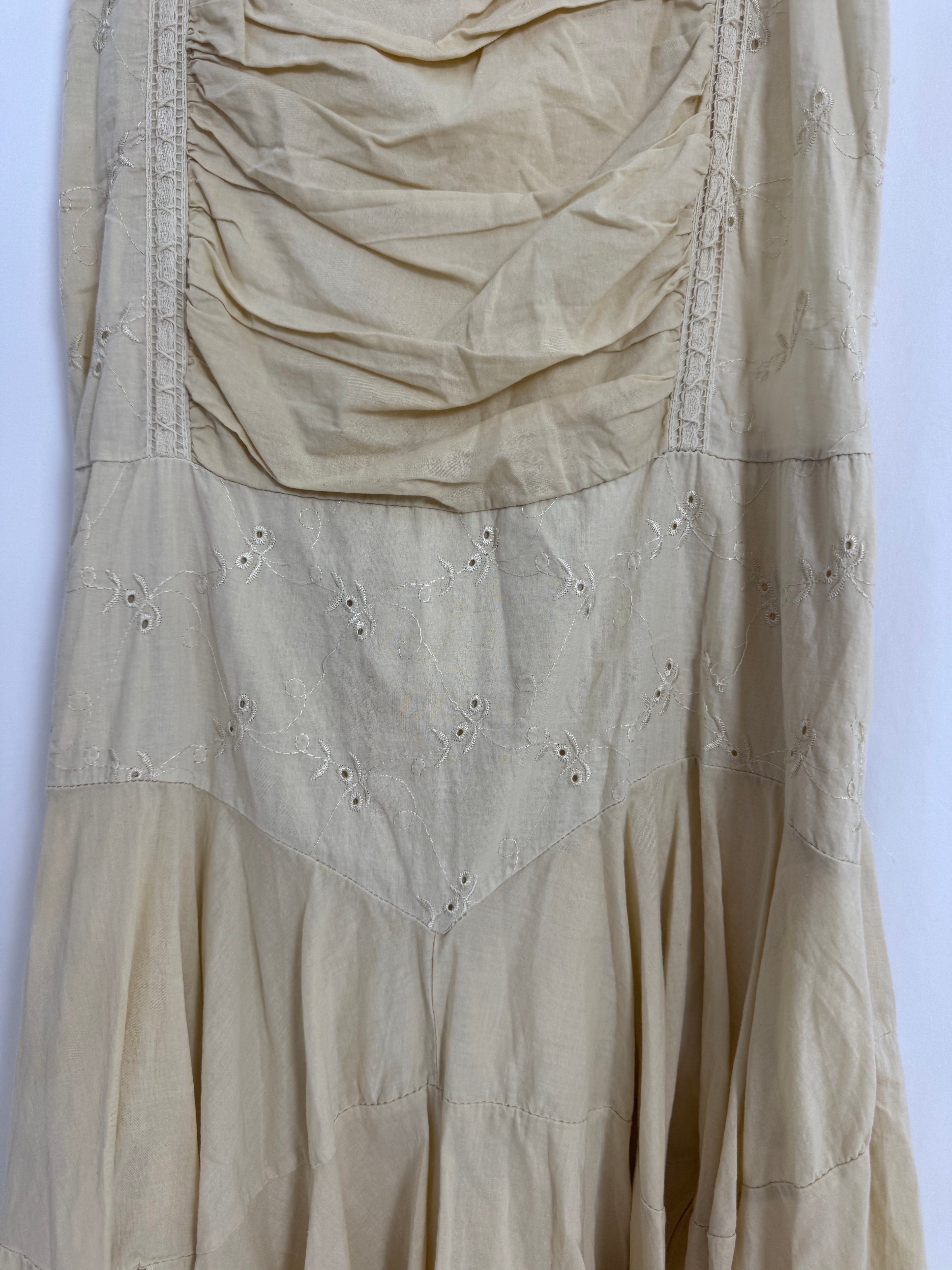 Vestido Boho Beige Pre-Loved con Bordados y Bajo Asimétrico