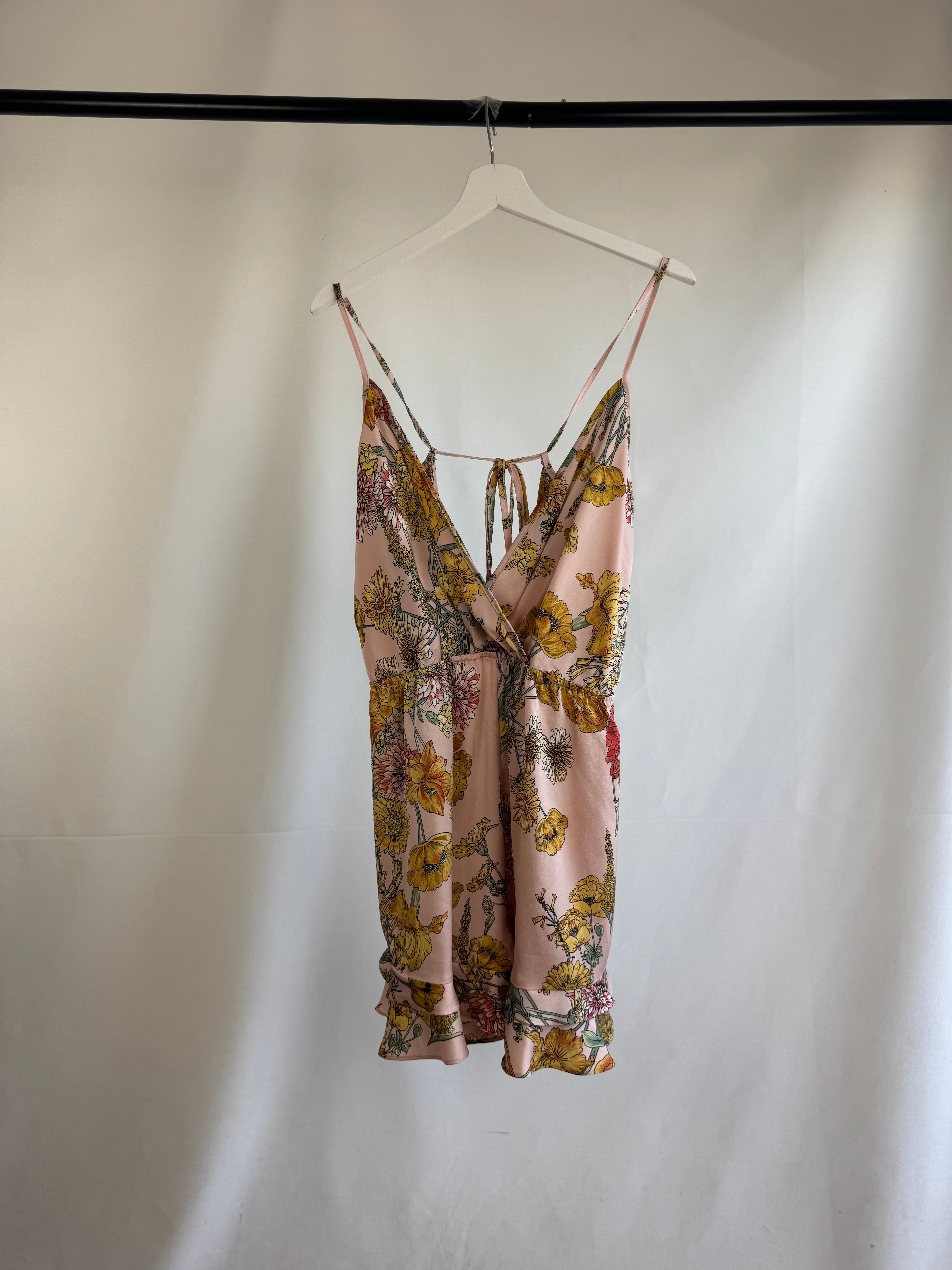 Mono de satén Pretty Little Thing