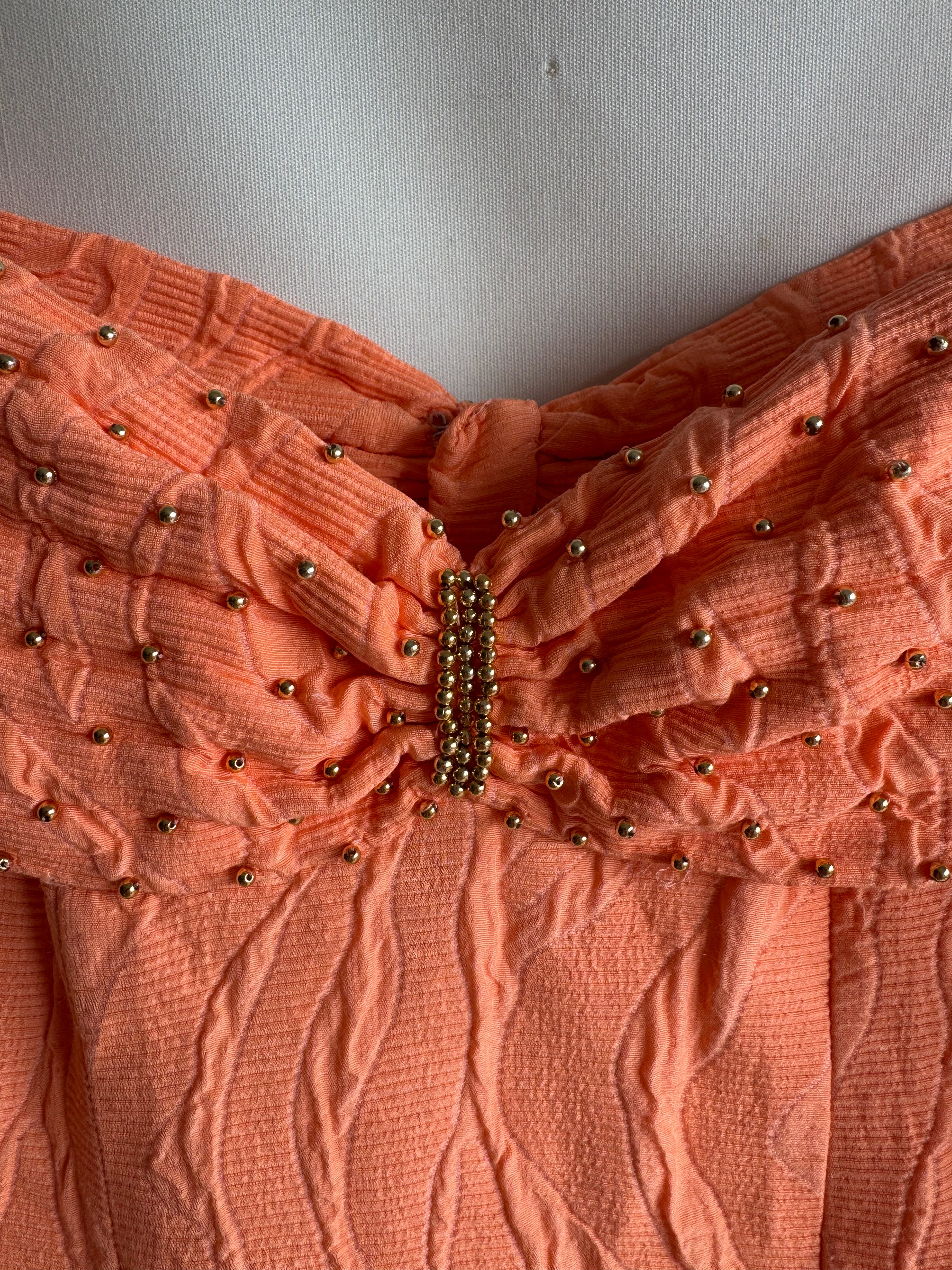 Vestido vintage mini naranja con detalles dorados y cadena metálica