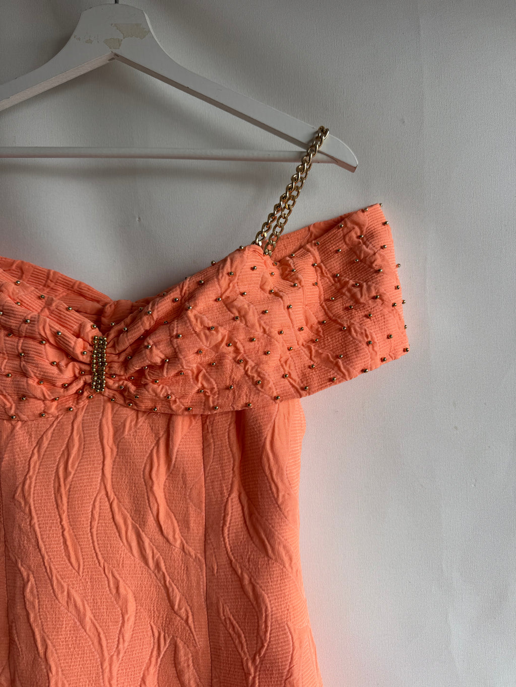 Vestido vintage mini naranja con detalles dorados y cadena metálica