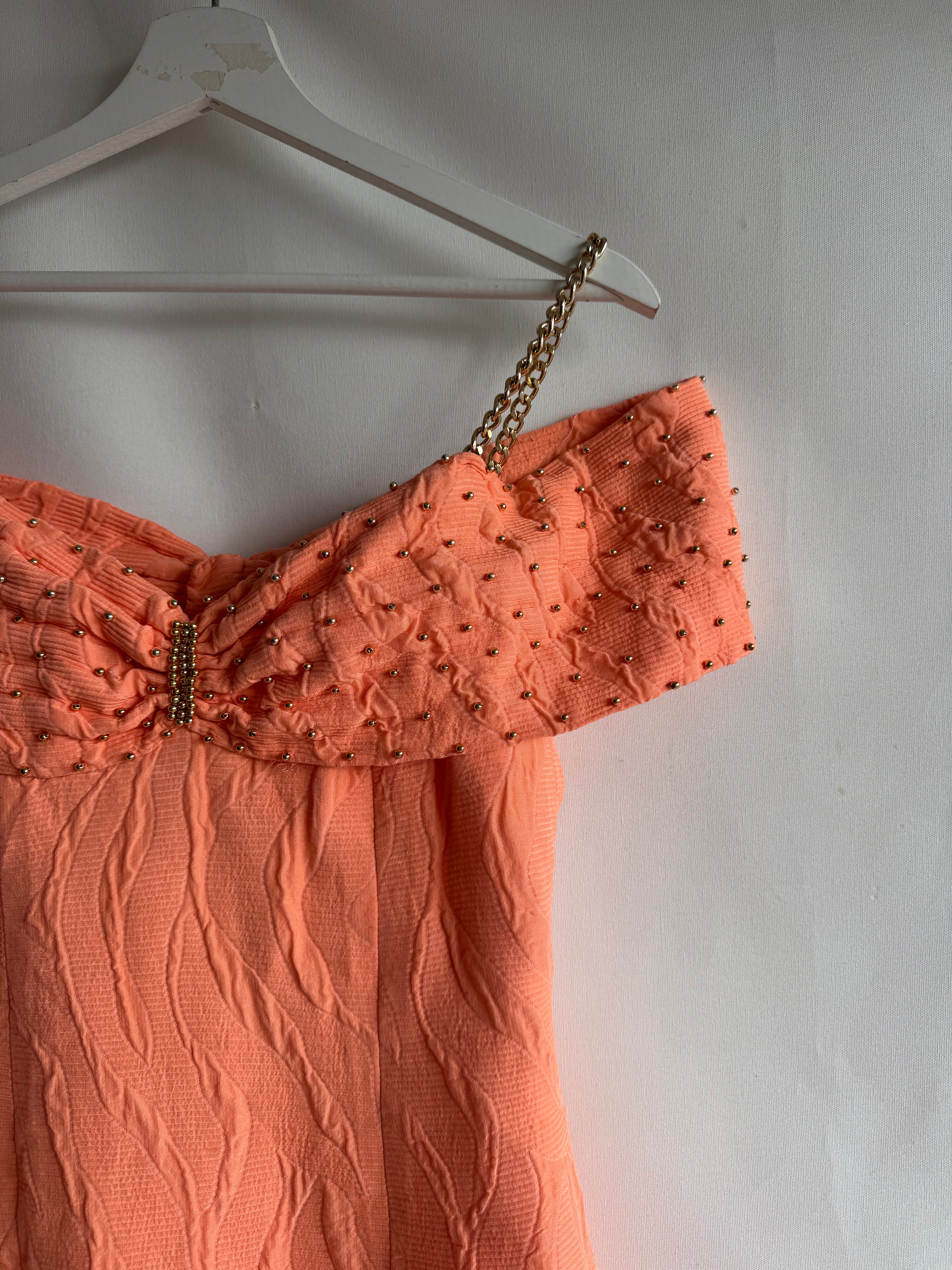 Vestido vintage mini naranja con detalles dorados y cadena metálica