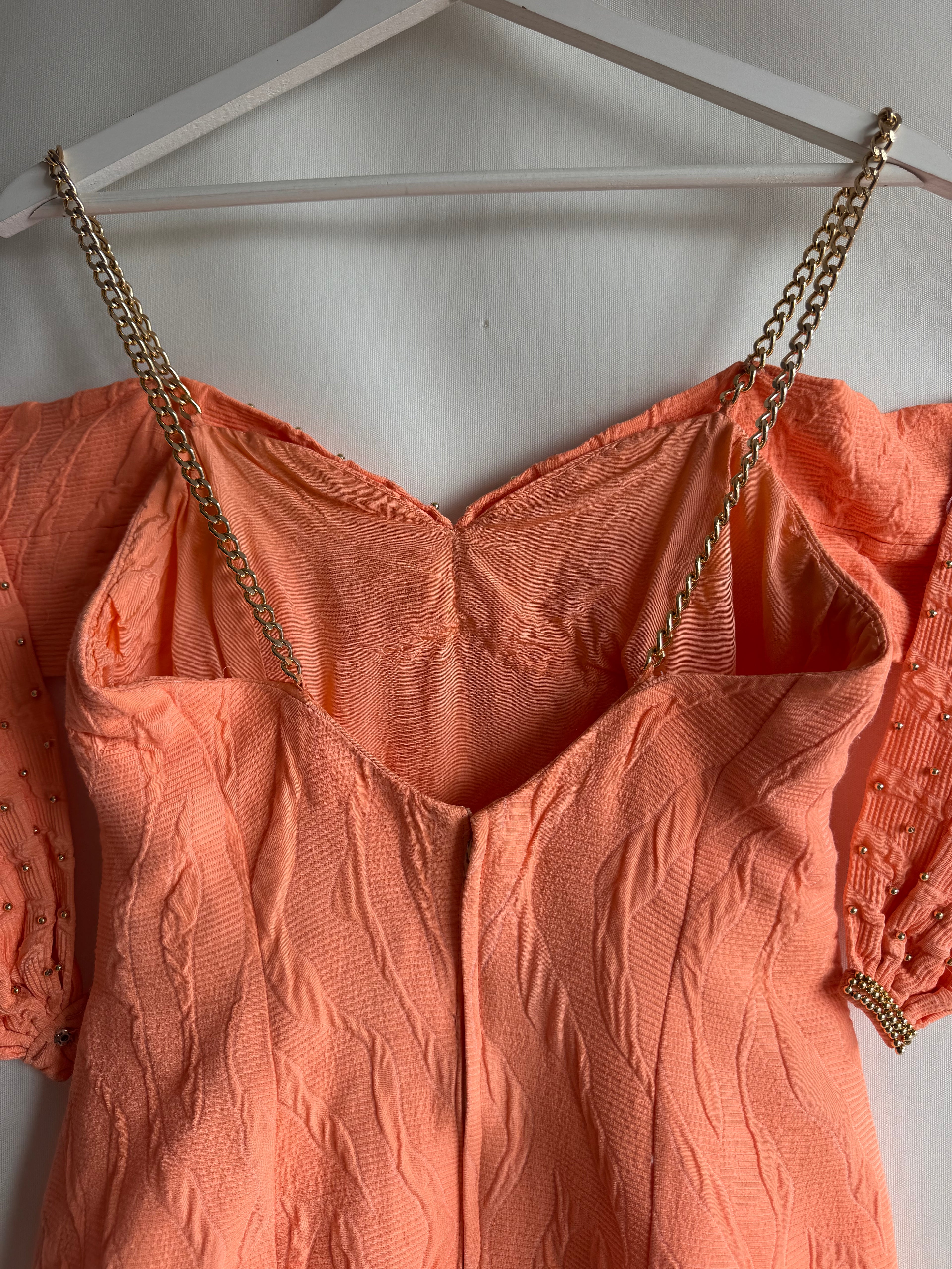 Vestido vintage mini naranja con detalles dorados y cadena metálica