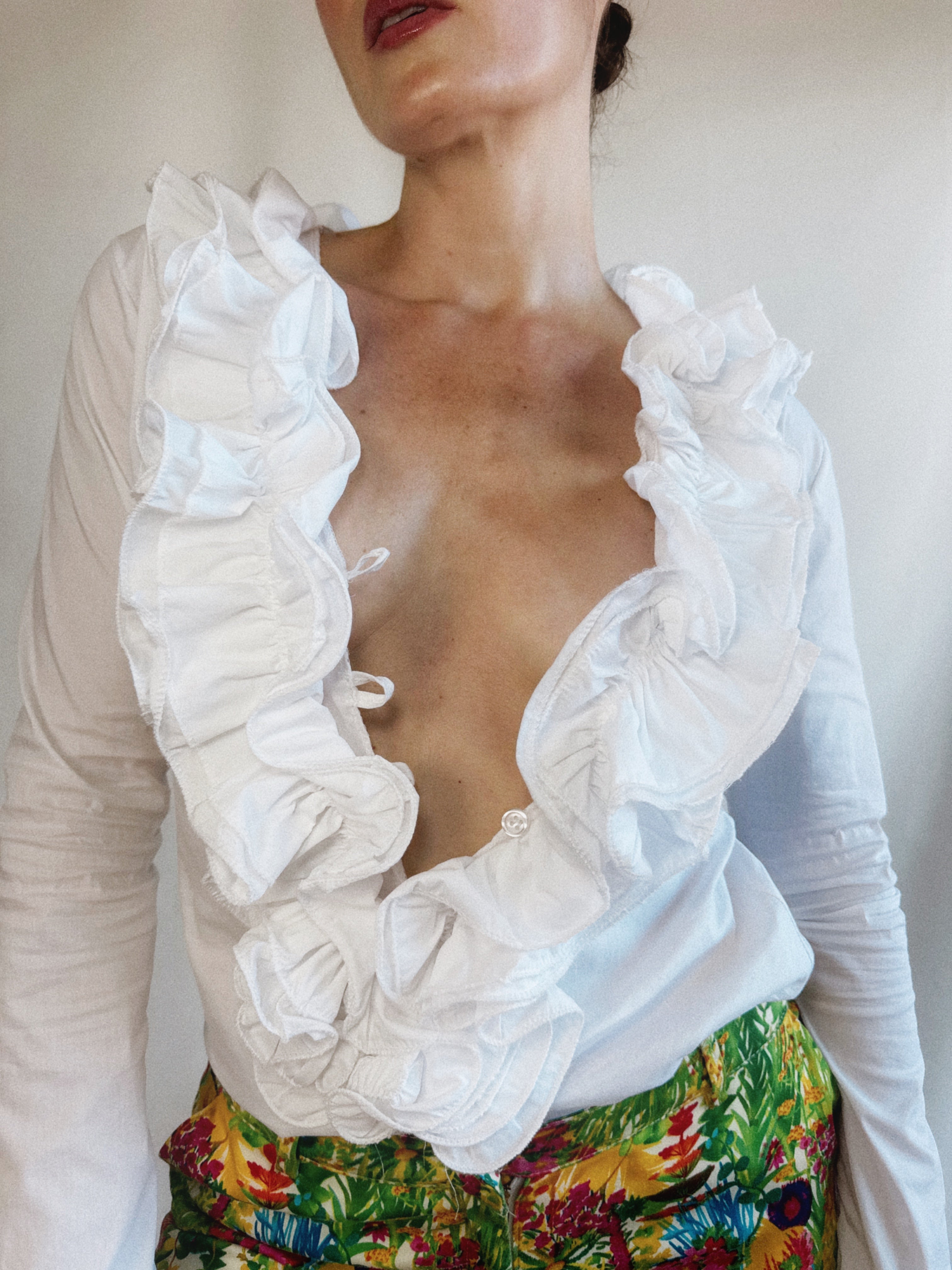 Blusa Pre-Loved blanca con maxi volantes y corte entallado