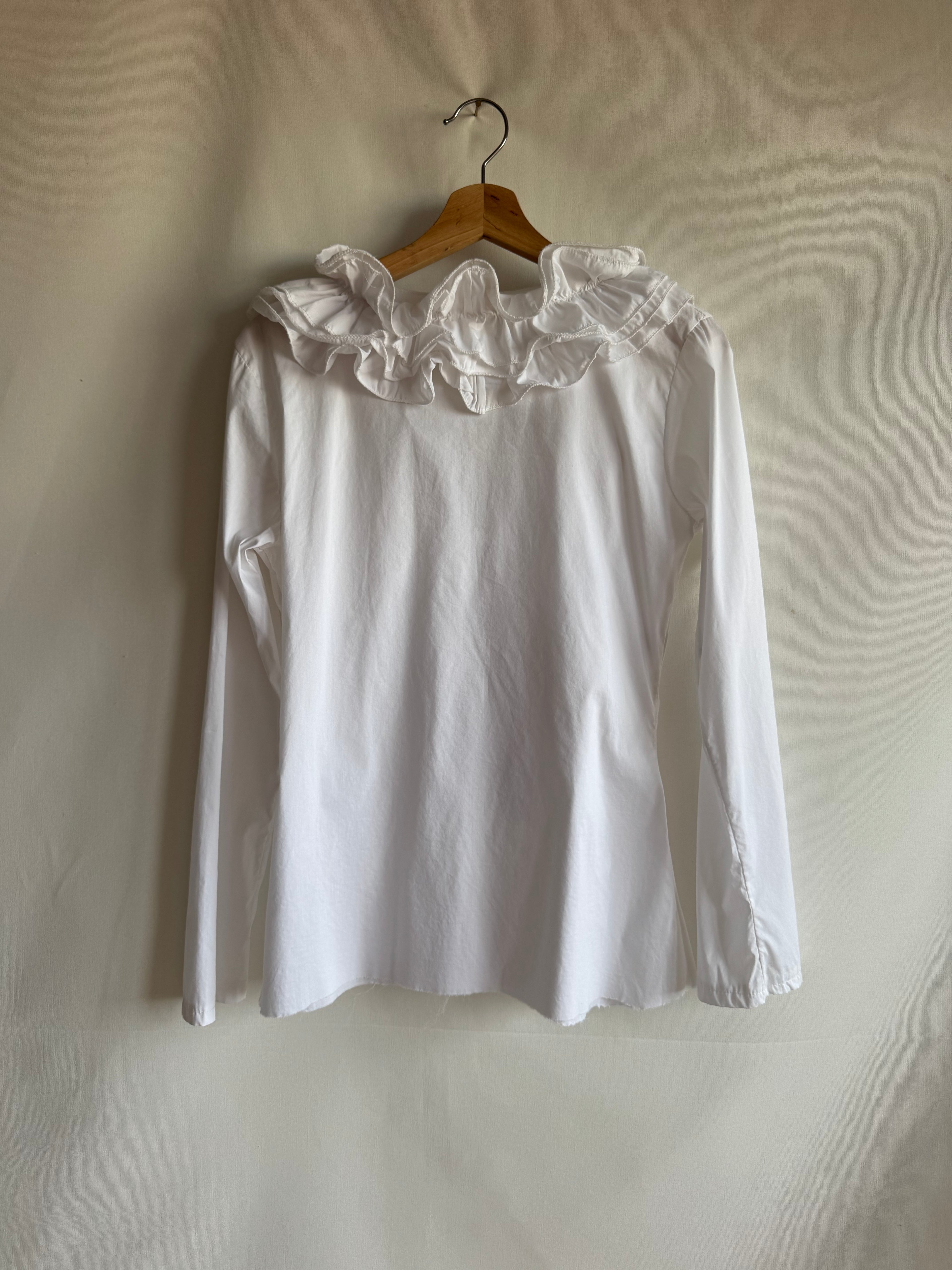 Blusa Pre-Loved blanca con maxi volantes y corte entallado