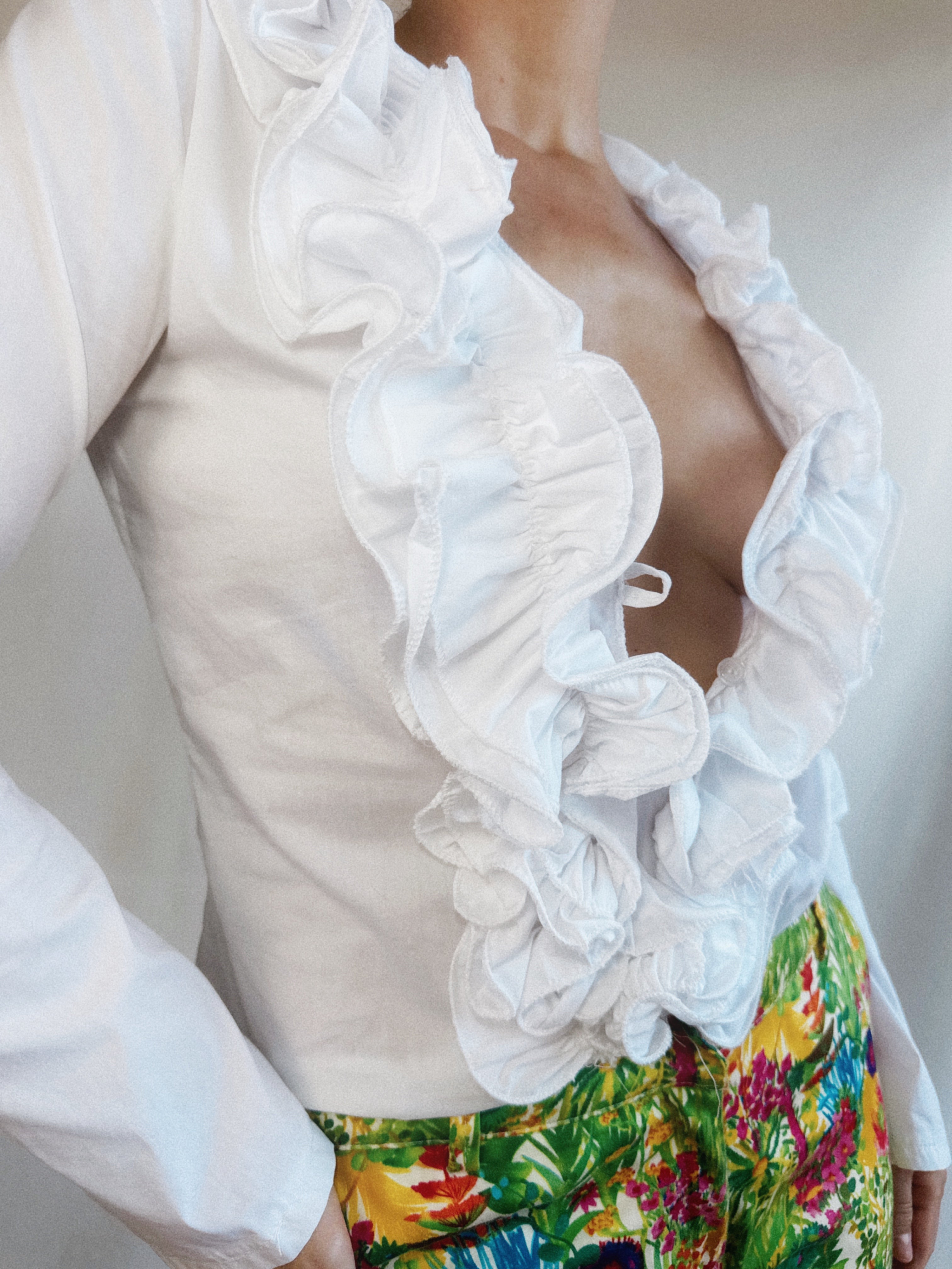 Blusa Pre-Loved blanca con maxi volantes y corte entallado