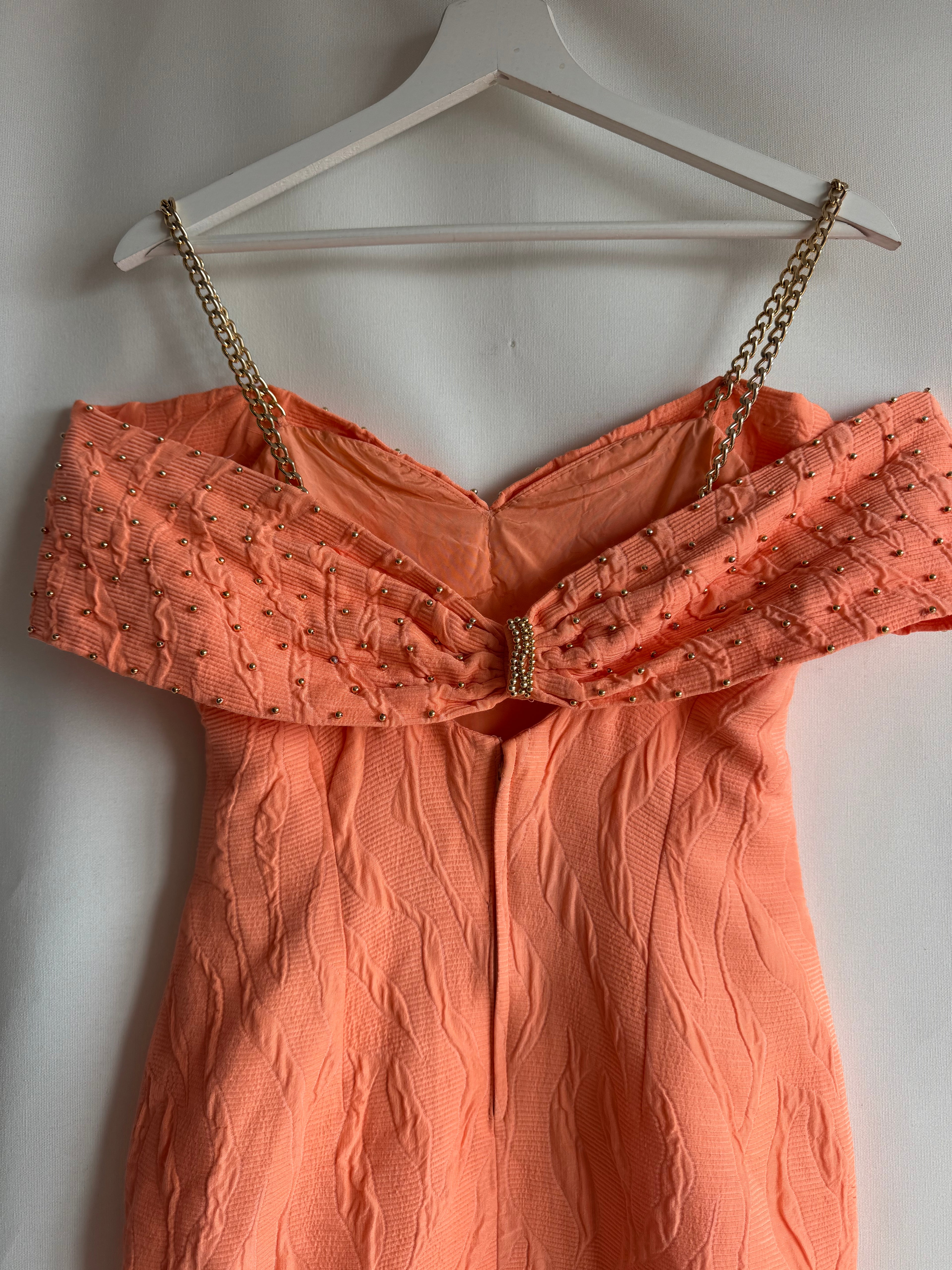 Vestido vintage mini naranja con detalles dorados y cadena metálica