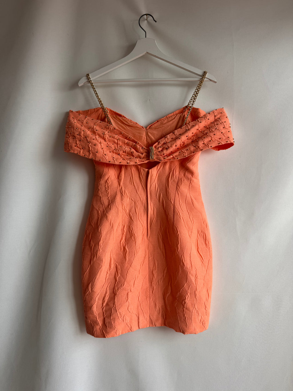 Vestido vintage mini naranja con detalles dorados y cadena metálica