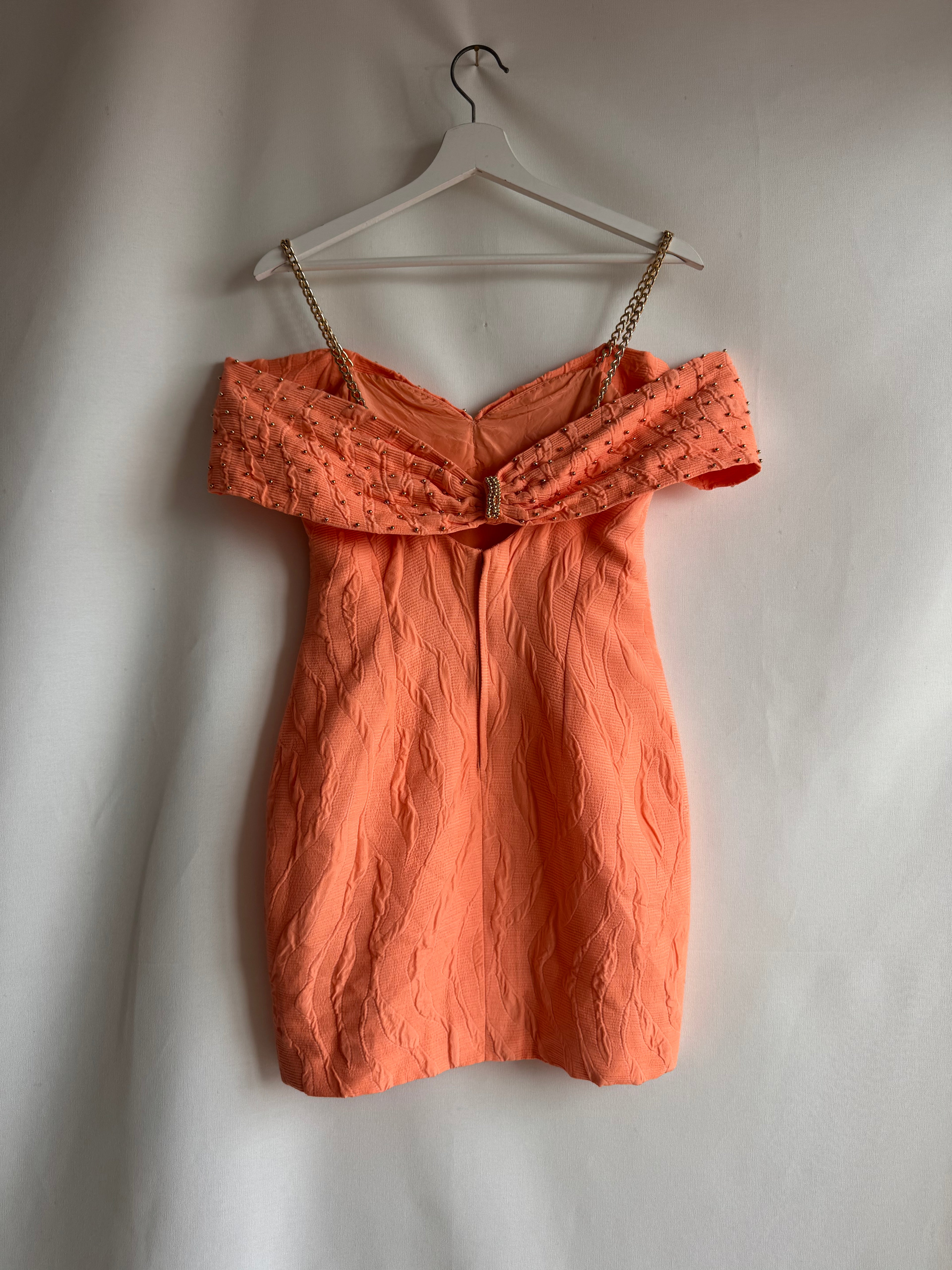 Vestido vintage mini naranja con detalles dorados y cadena metálica