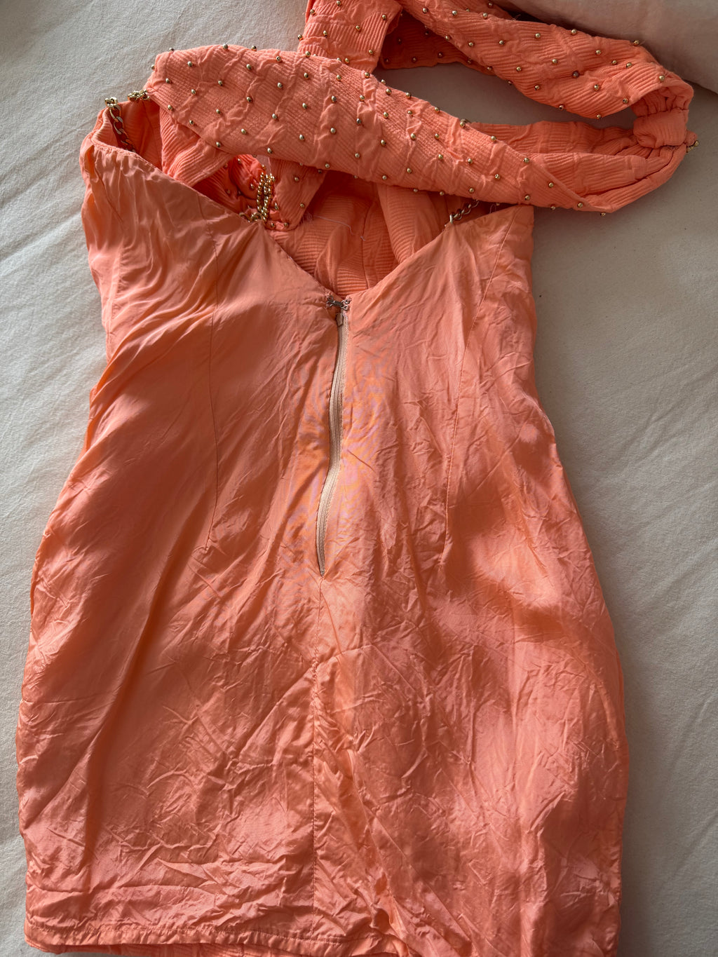 Vestido vintage mini naranja con detalles dorados y cadena metálica