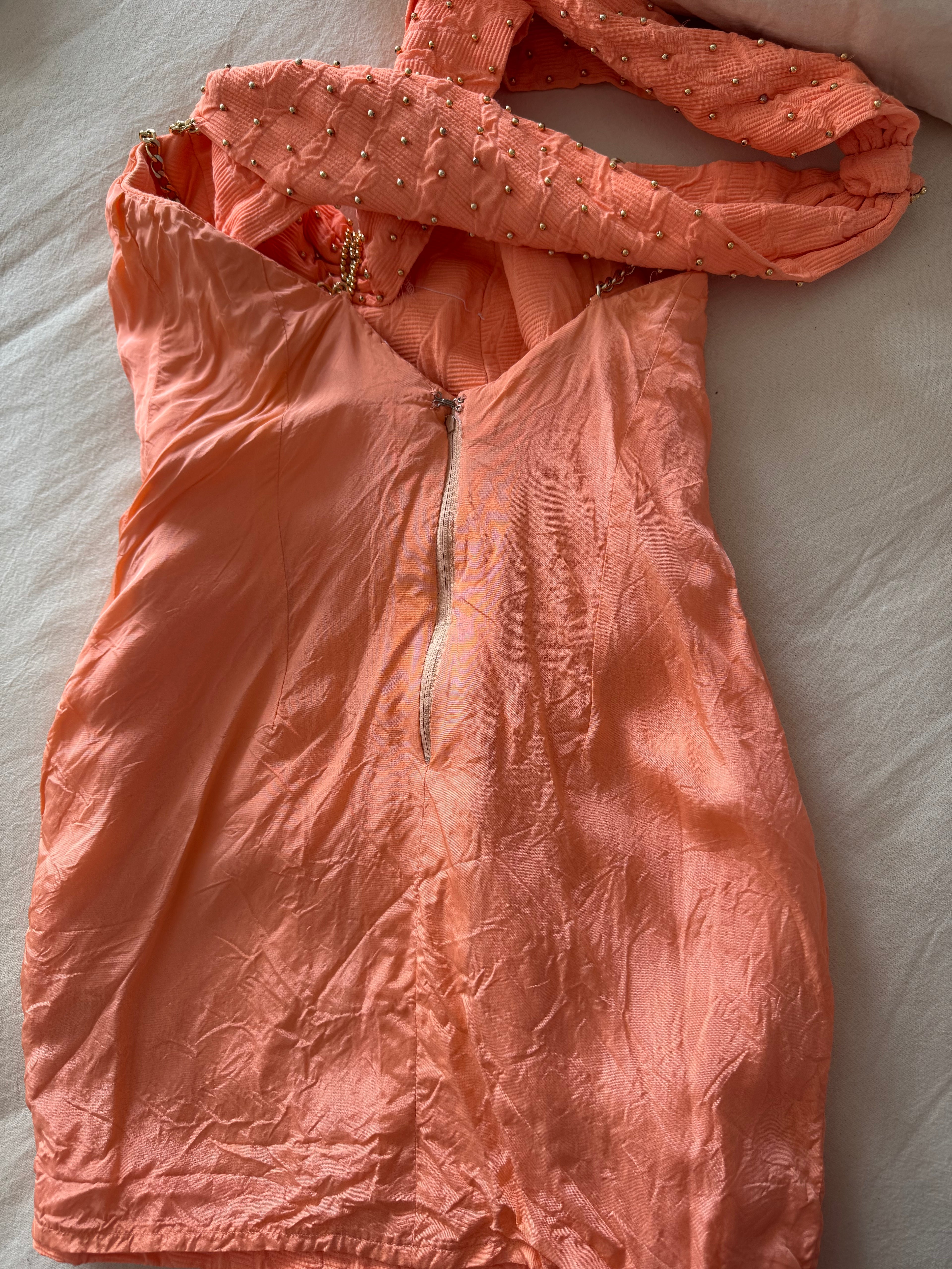 Vestido vintage mini naranja con detalles dorados y cadena metálica