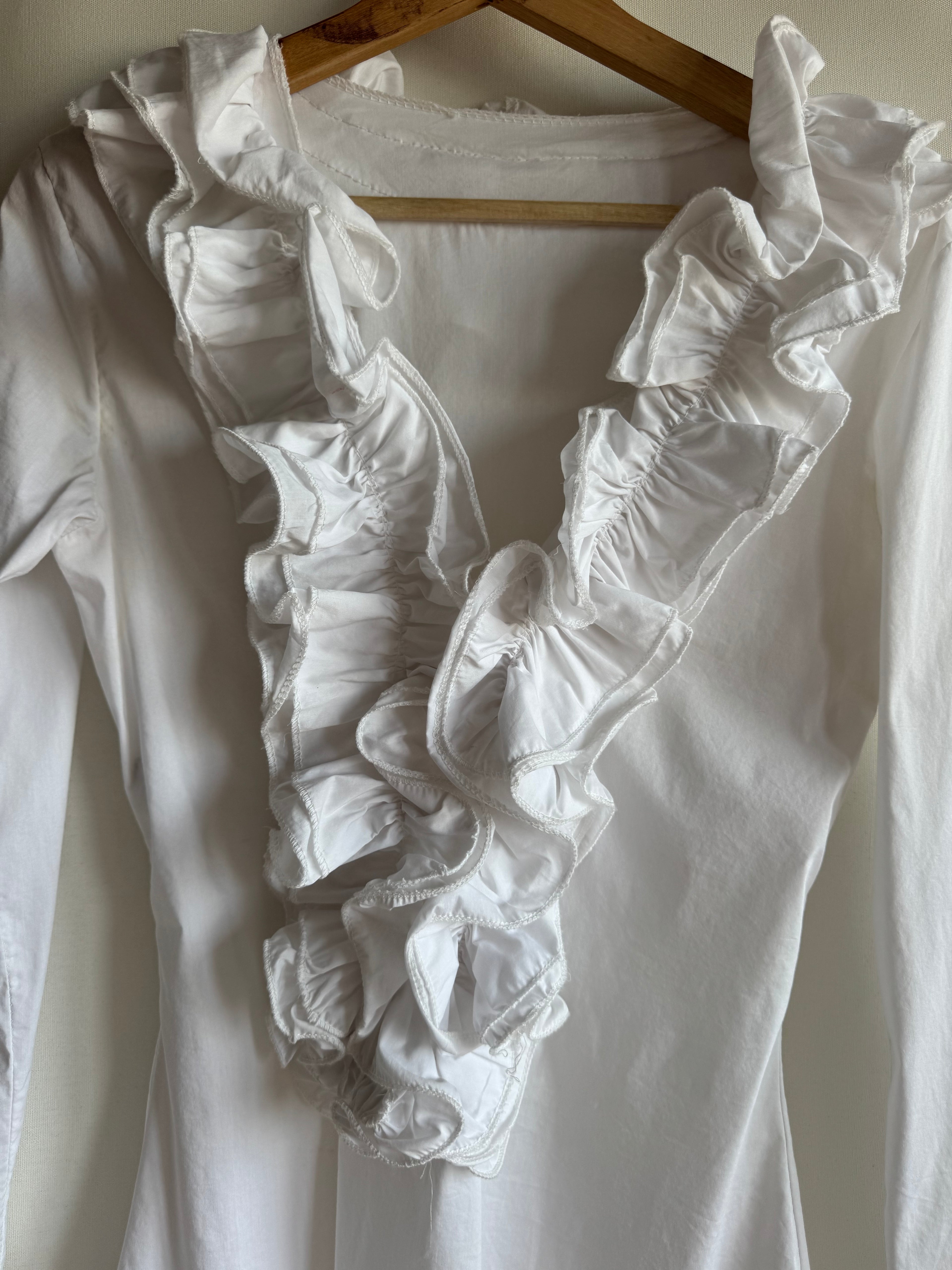 Blusa Pre-Loved blanca con maxi volantes y corte entallado