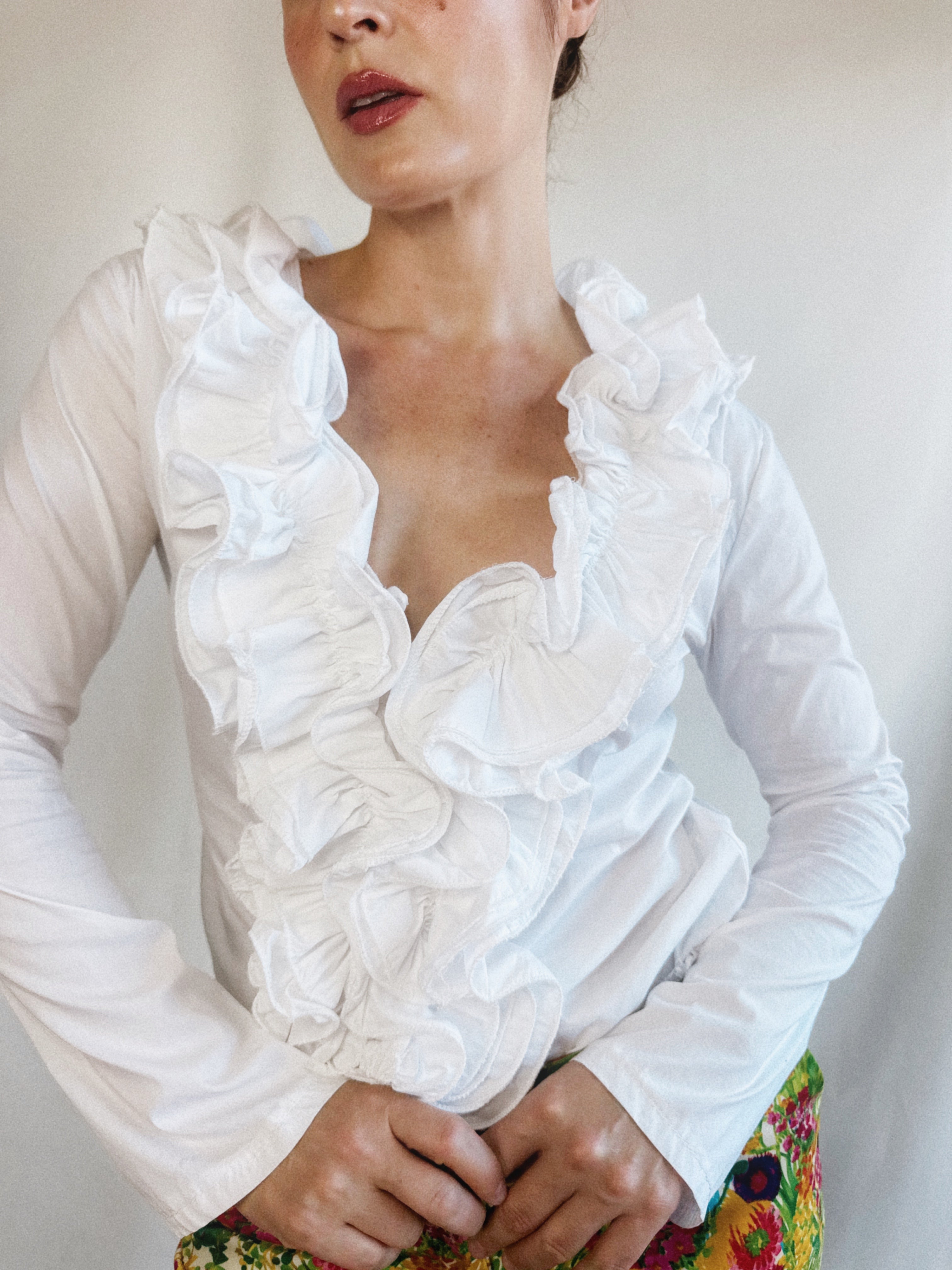 Blusa Pre-Loved blanca con maxi volantes y corte entallado