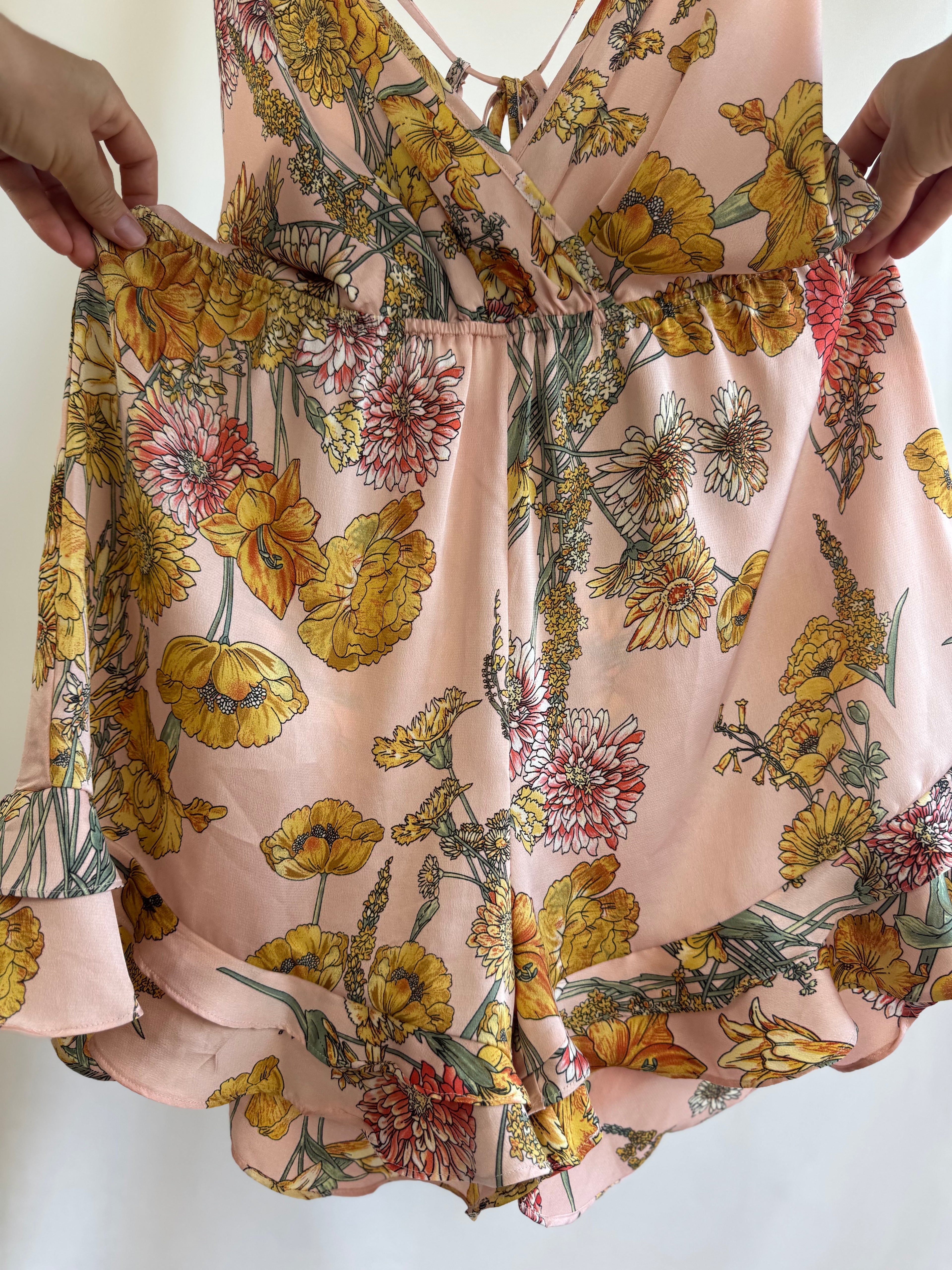 Mono de satén Pretty Little Thing