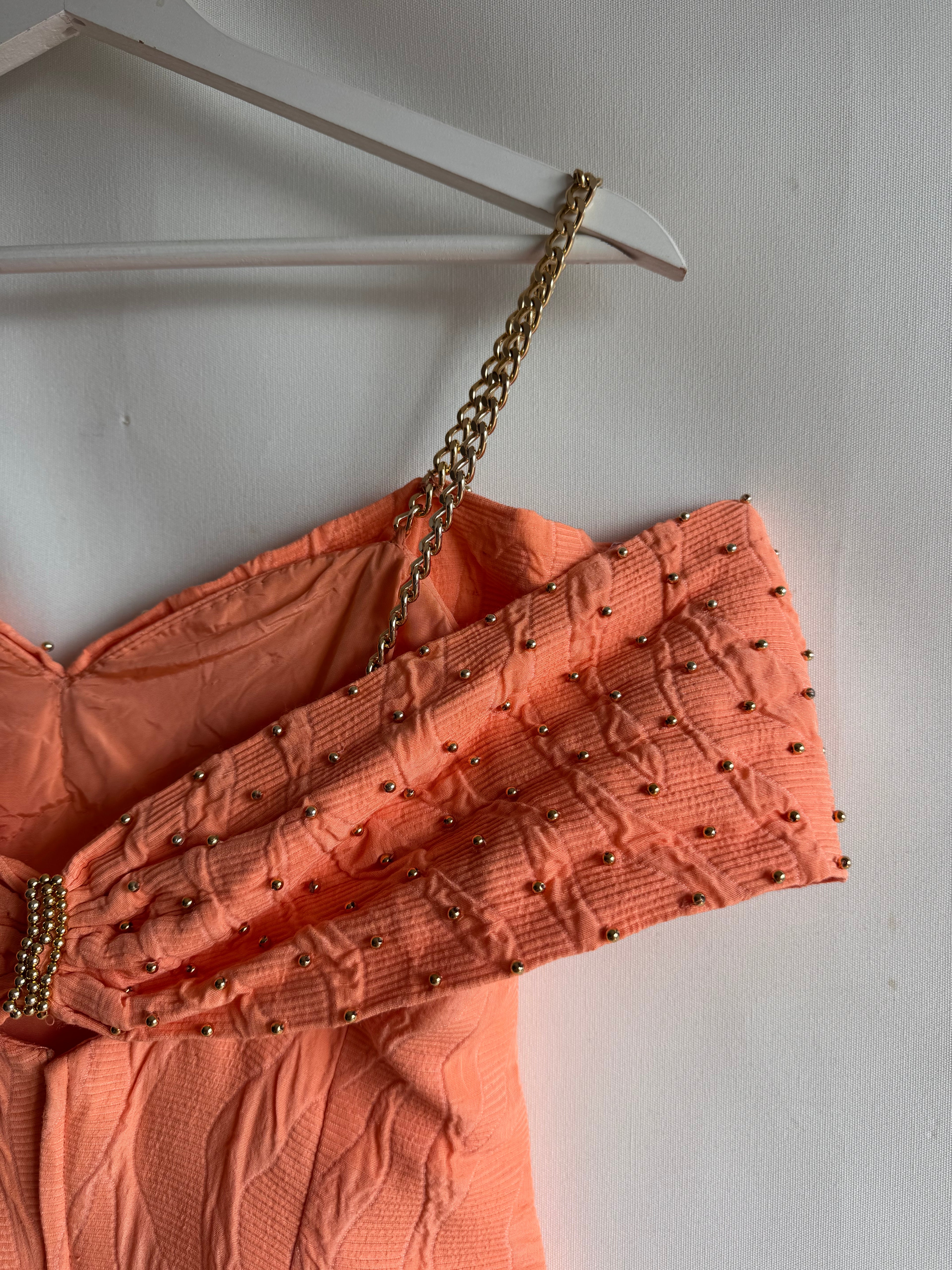 Vestido vintage mini naranja con detalles dorados y cadena metálica