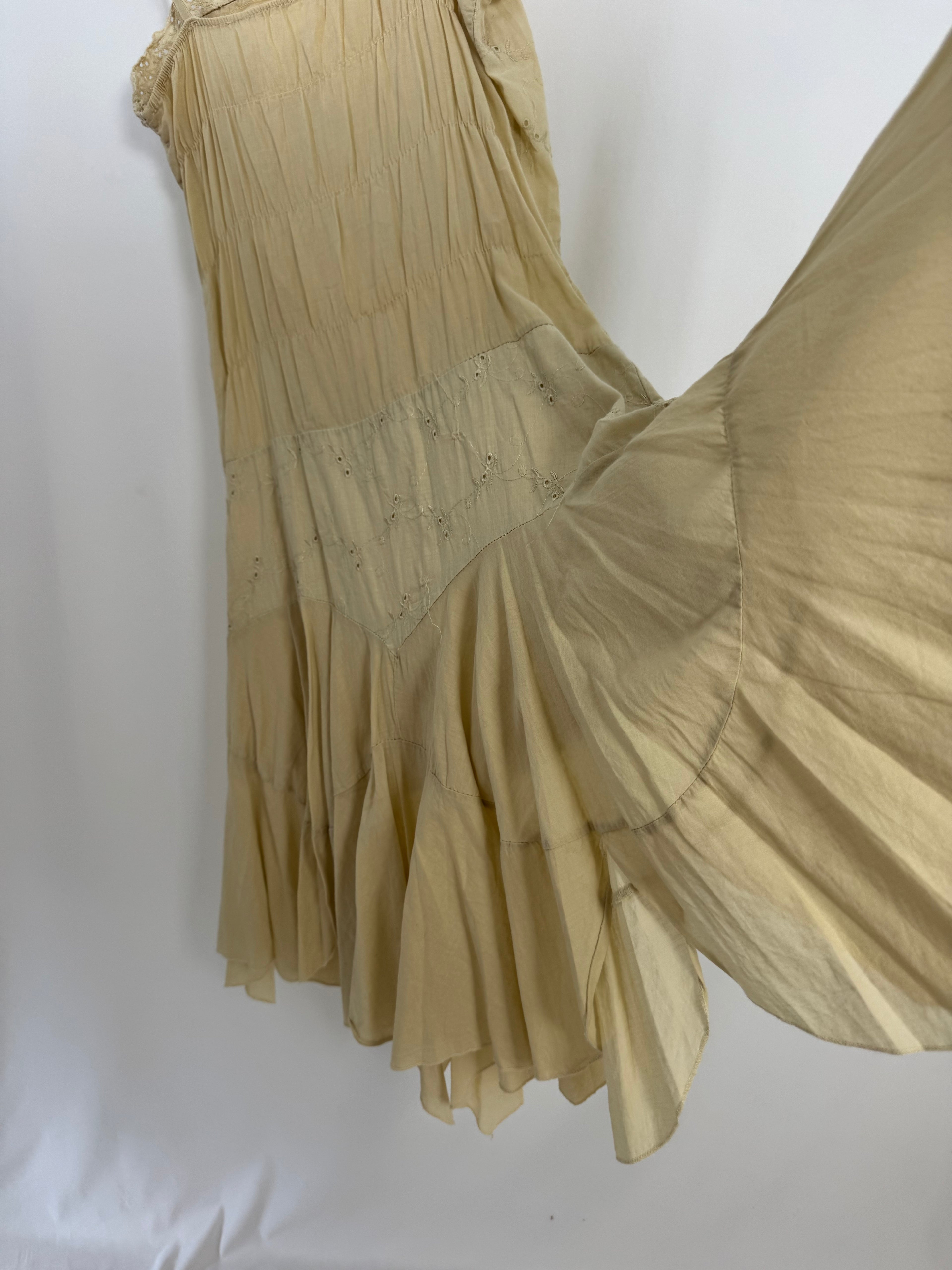 Vestido Boho Beige Pre-Loved con Bordados y Bajo Asimétrico