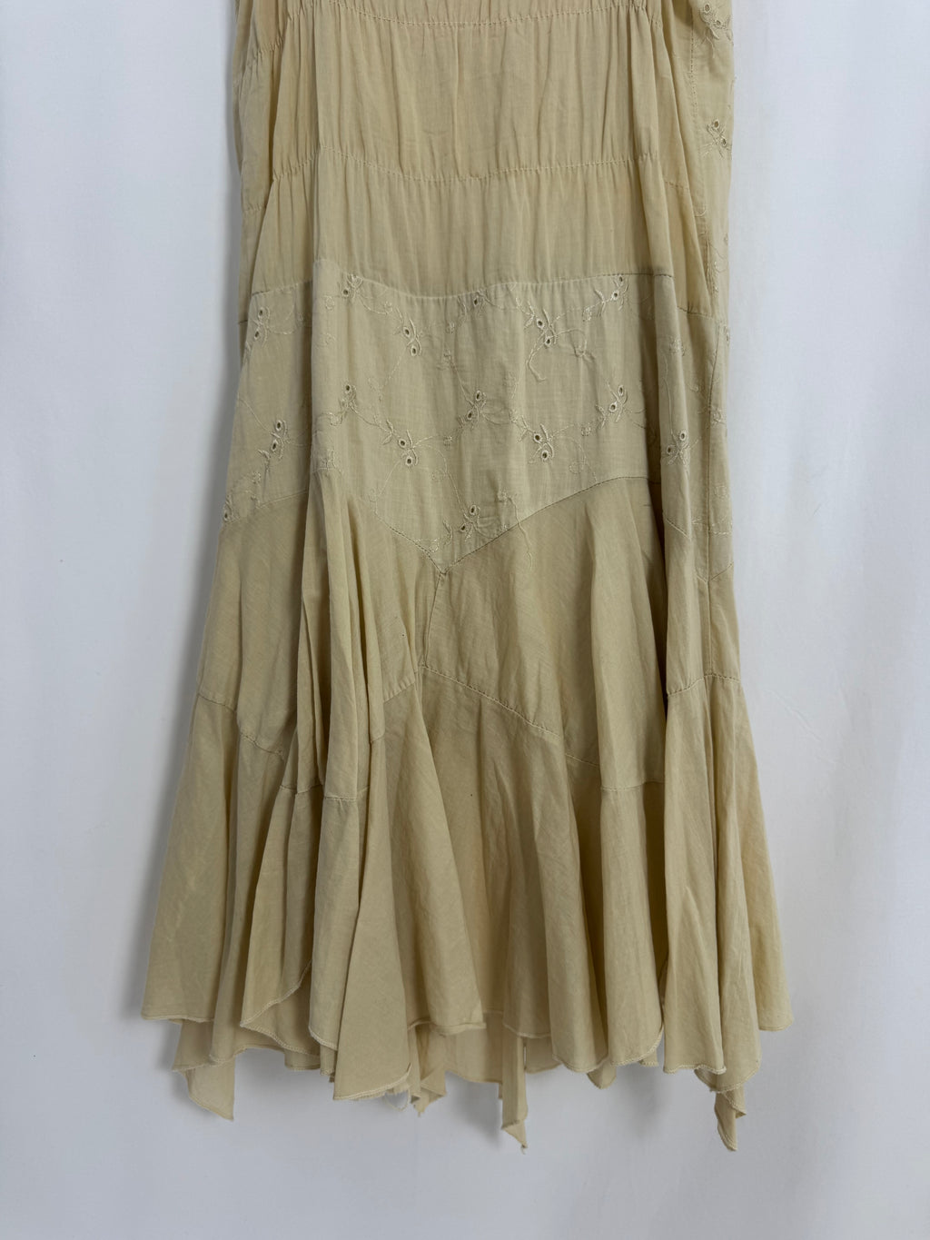 Vestido Boho Beige Pre-Loved con Bordados y Bajo Asimétrico