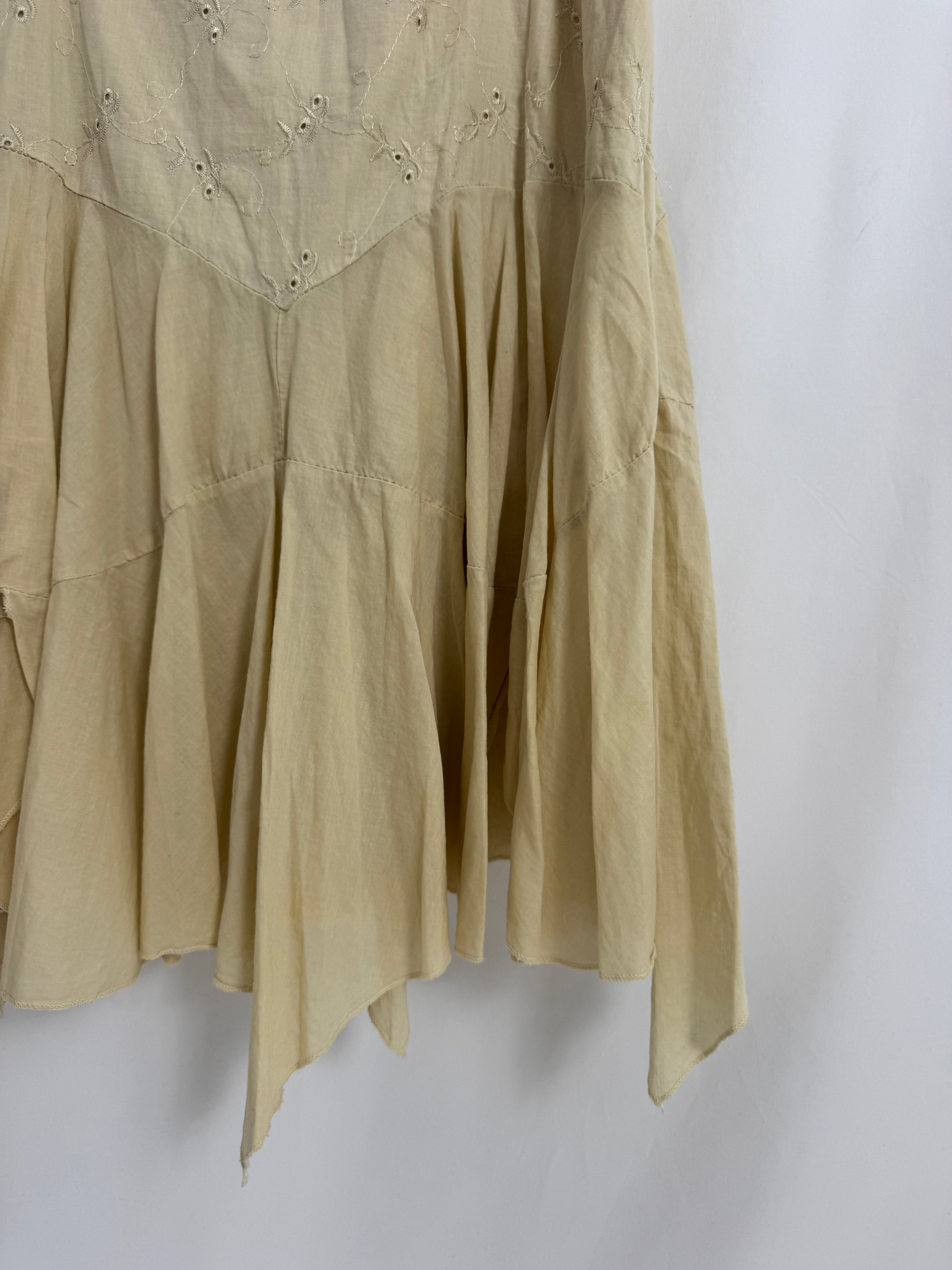 Vestido Boho Beige Pre-Loved con Bordados y Bajo Asimétrico