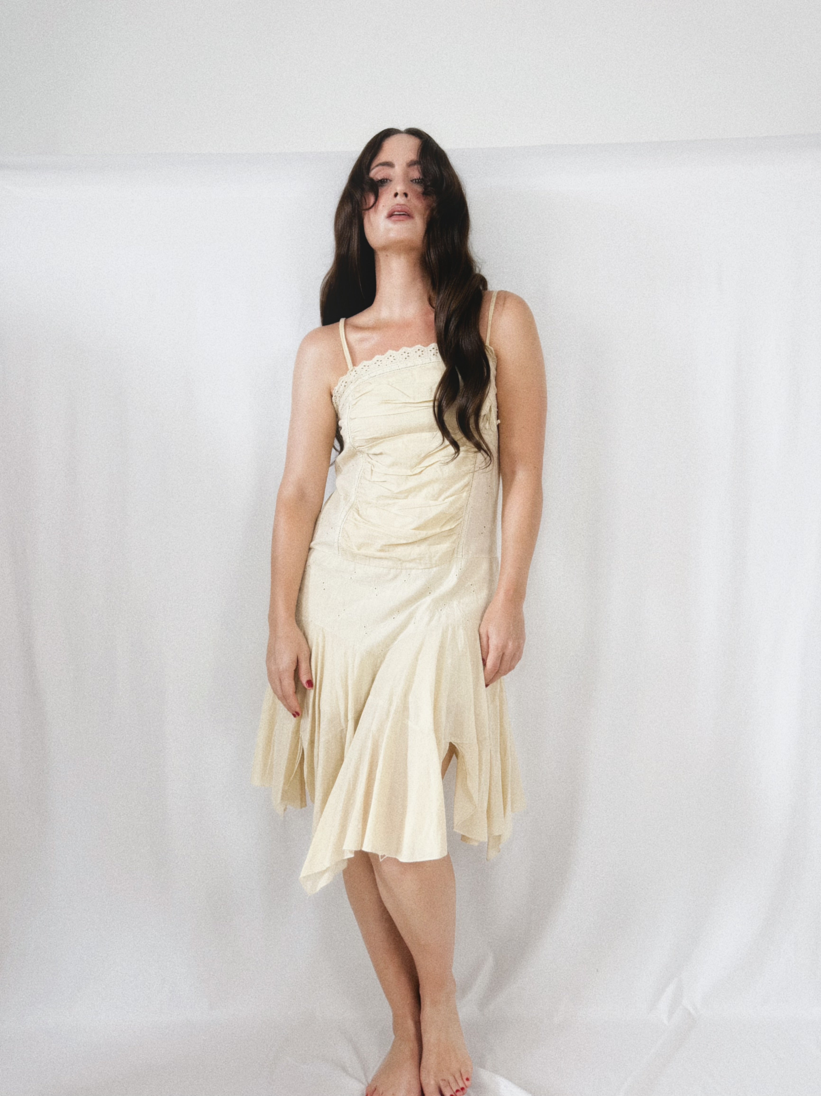 Vestido Boho Beige Pre-Loved con Bordados y Bajo Asimétrico