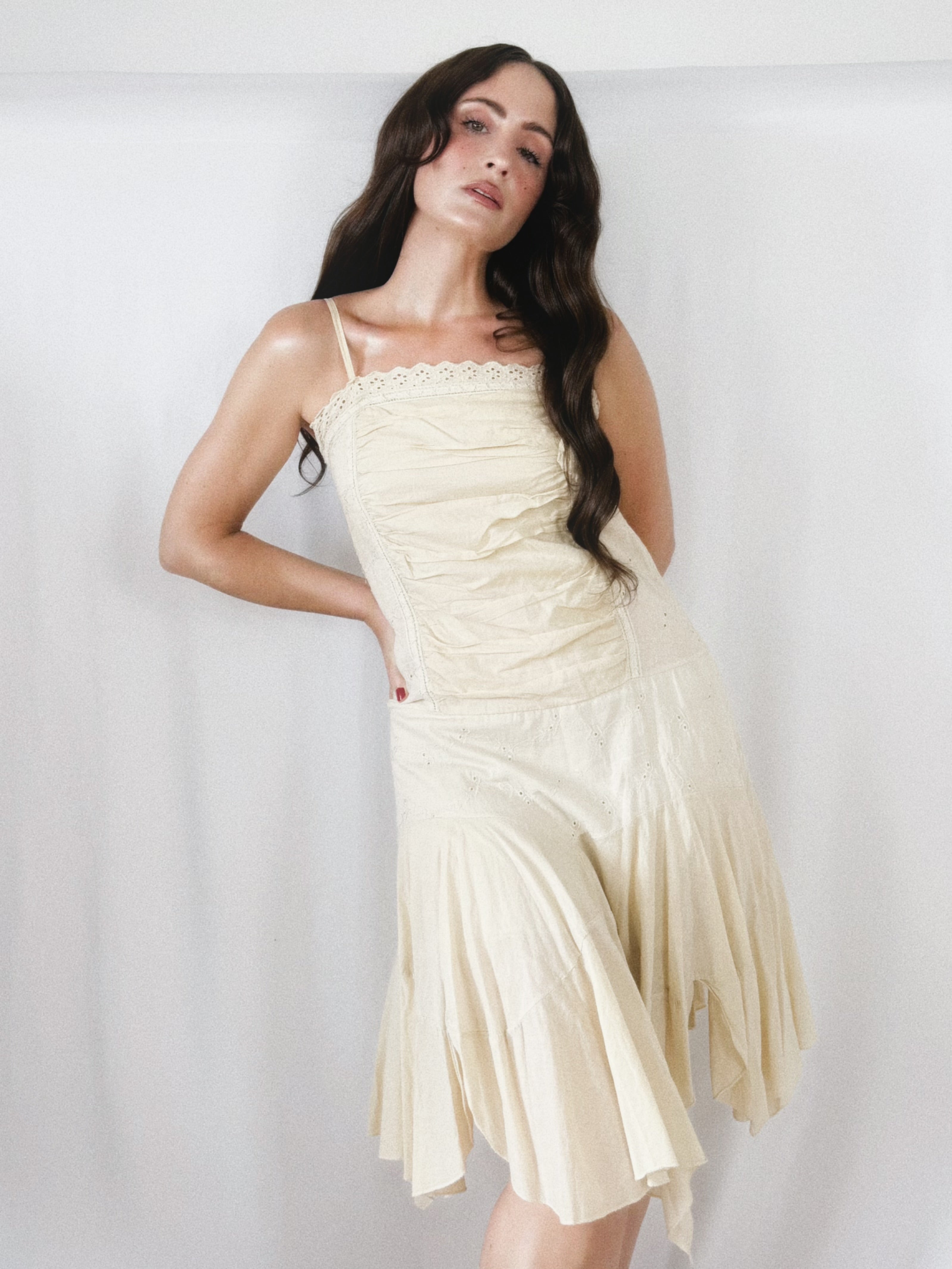 Vestido Boho Beige Pre-Loved con Bordados y Bajo Asimétrico
