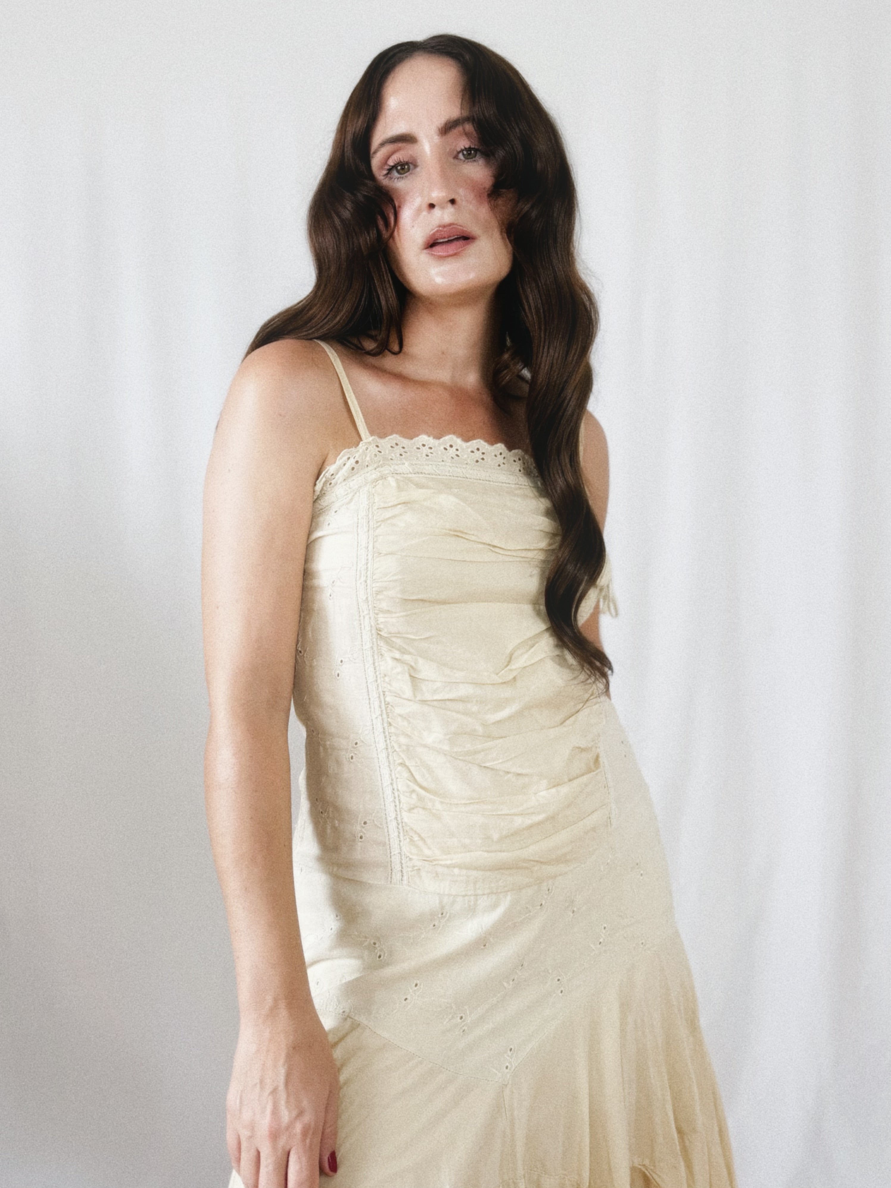 Vestido Boho Beige Pre-Loved con Bordados y Bajo Asimétrico
