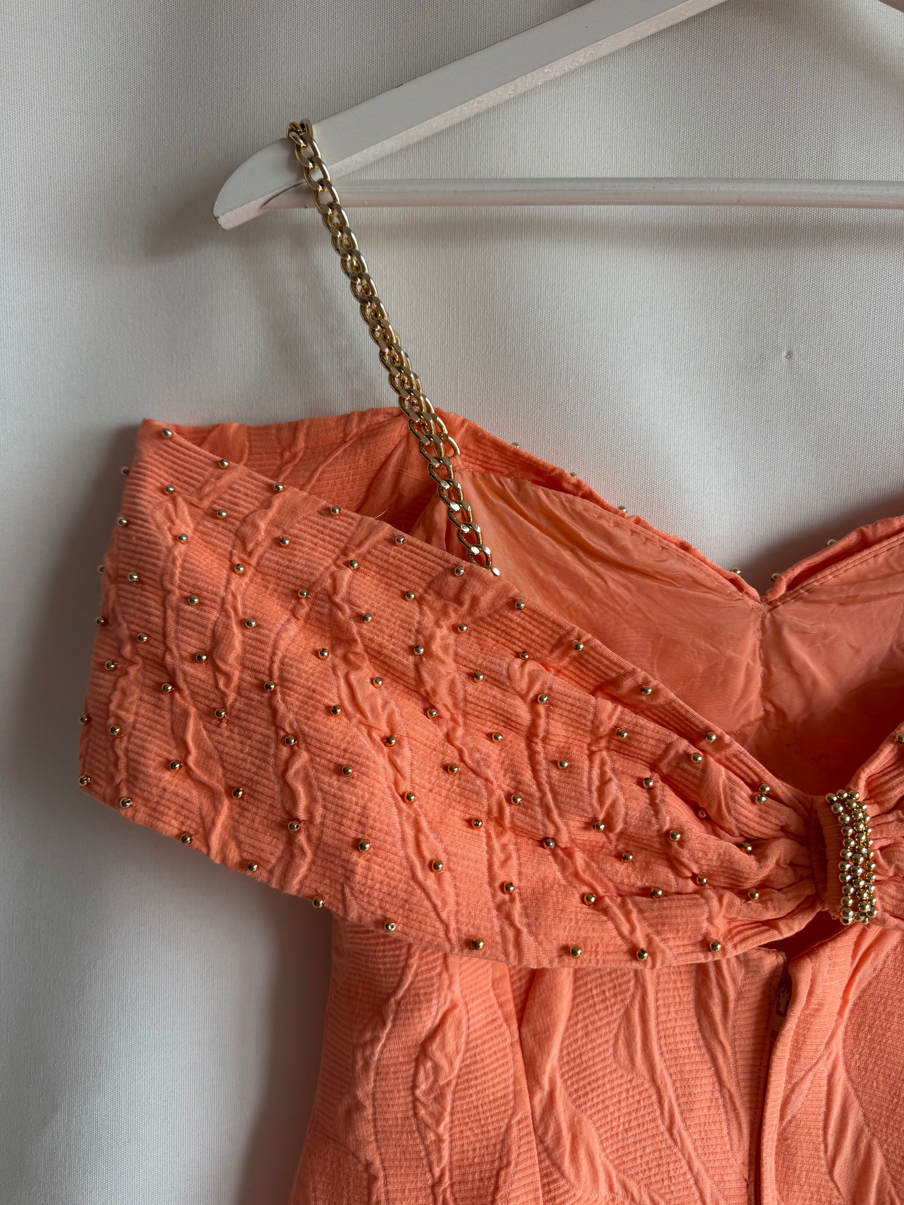 Vestido vintage mini naranja con detalles dorados y cadena metálica