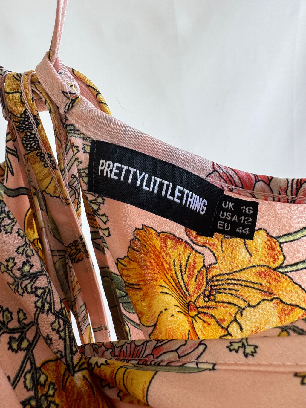 Mono de satén Pretty Little Thing