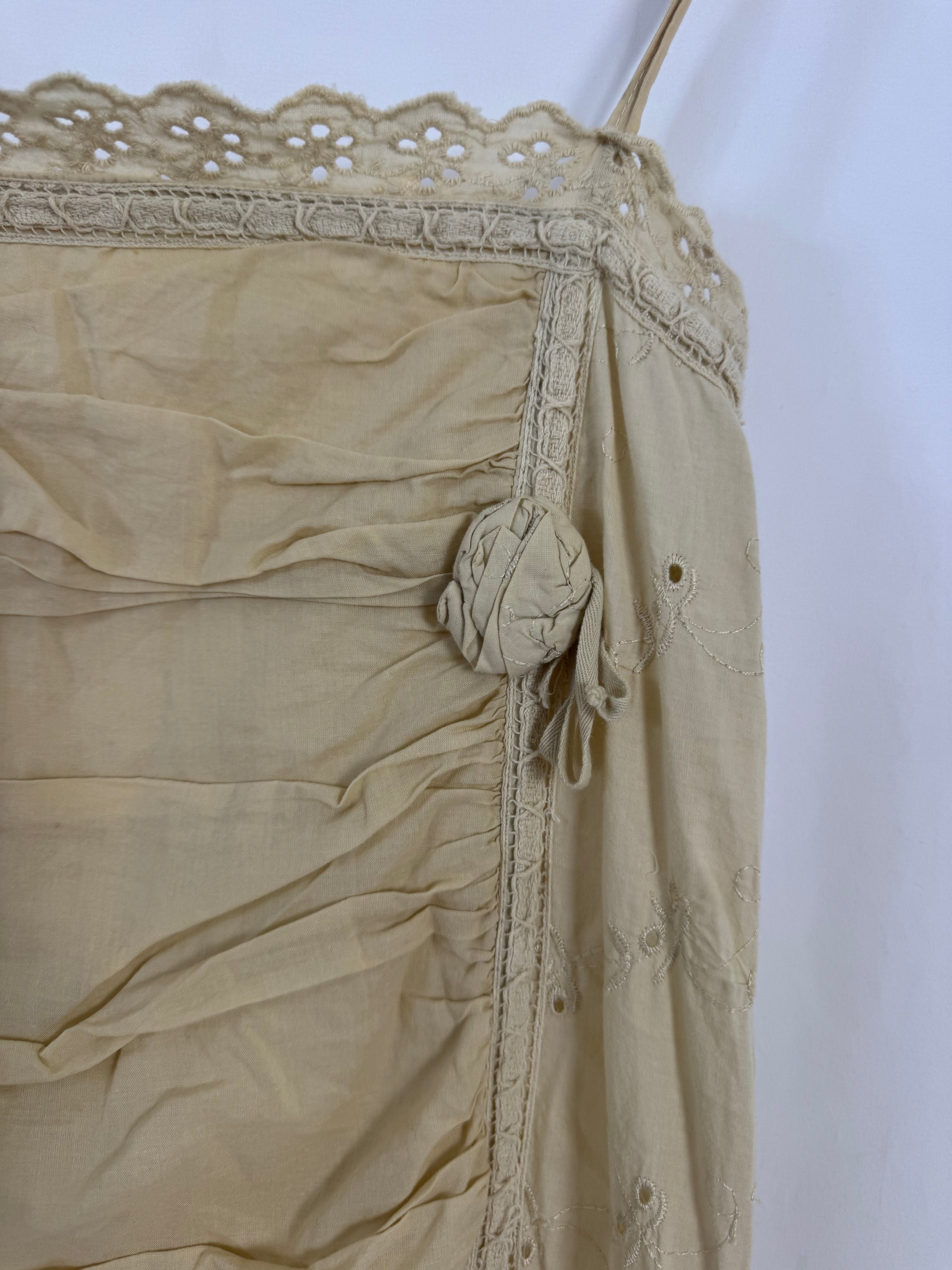 Vestido Boho Beige Pre-Loved con Bordados y Bajo Asimétrico