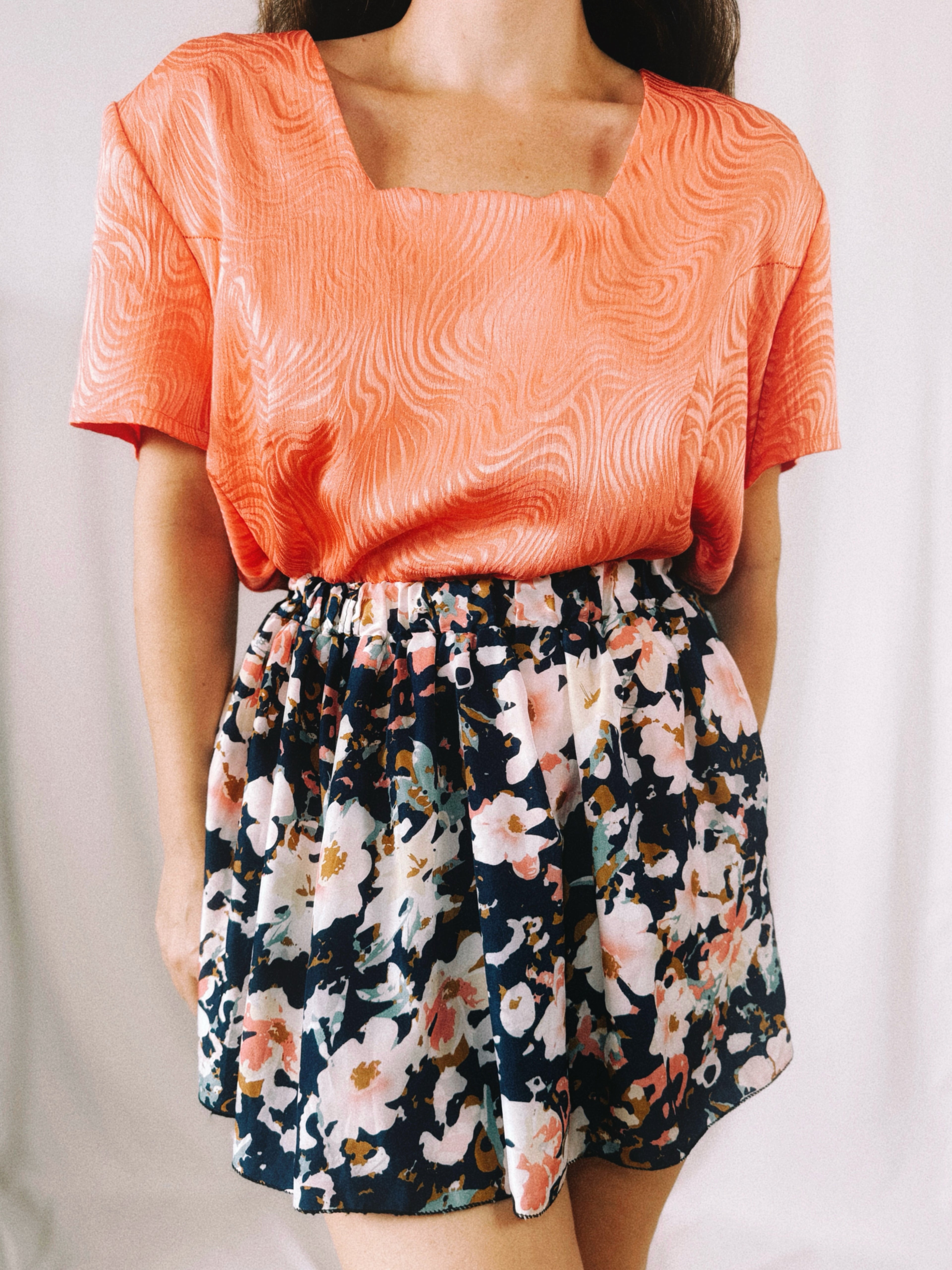 Blusa Vintage Coral con Textura de Ondas | Escote Cuadrado Años 90