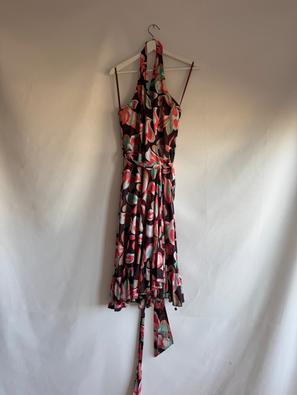 Vestido Ted Baker London 100% algodón con escote halter cruzado y estampado floral – Talla 40