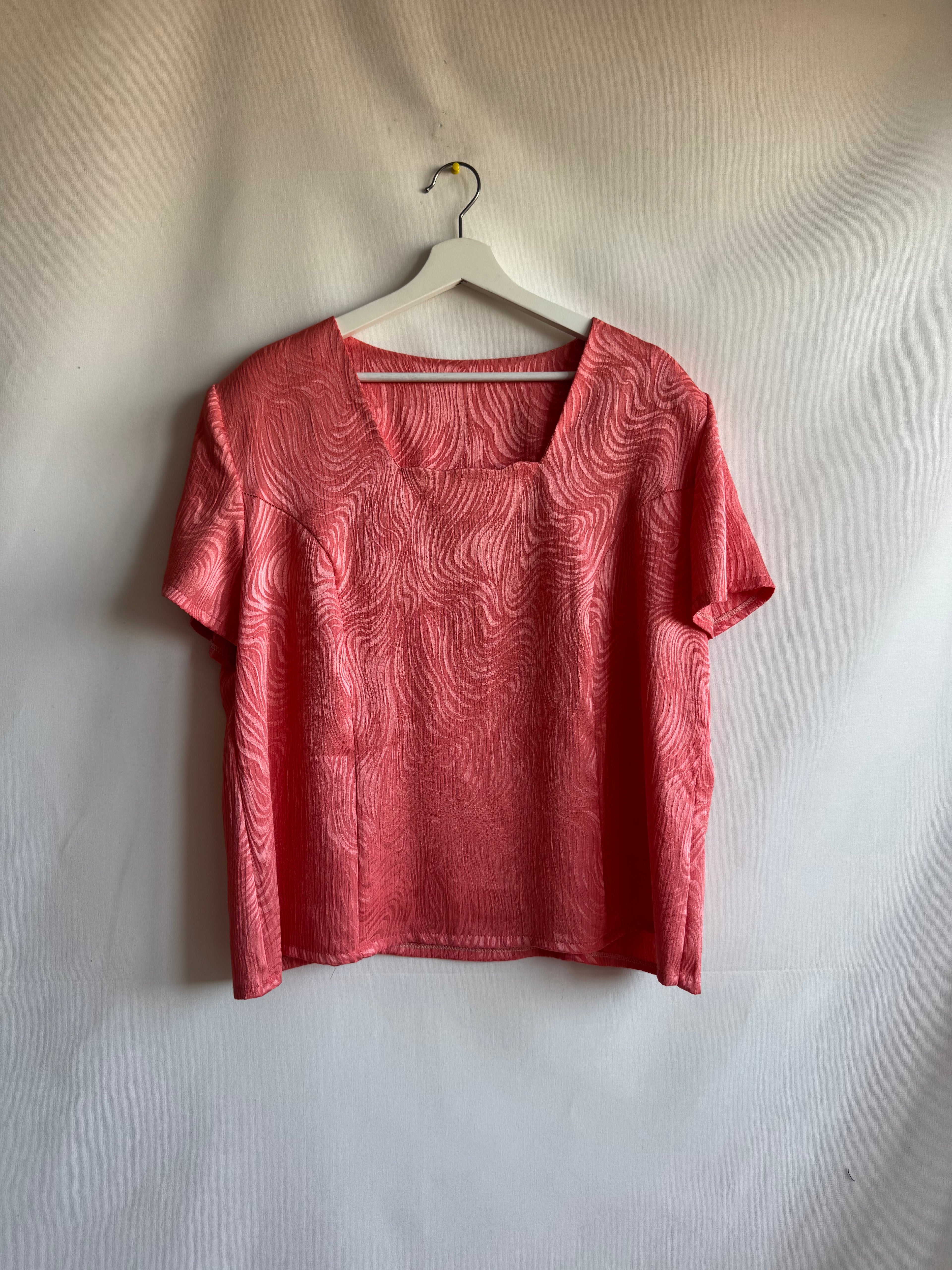 Blusa Vintage Coral con Textura de Ondas | Escote Cuadrado Años 90