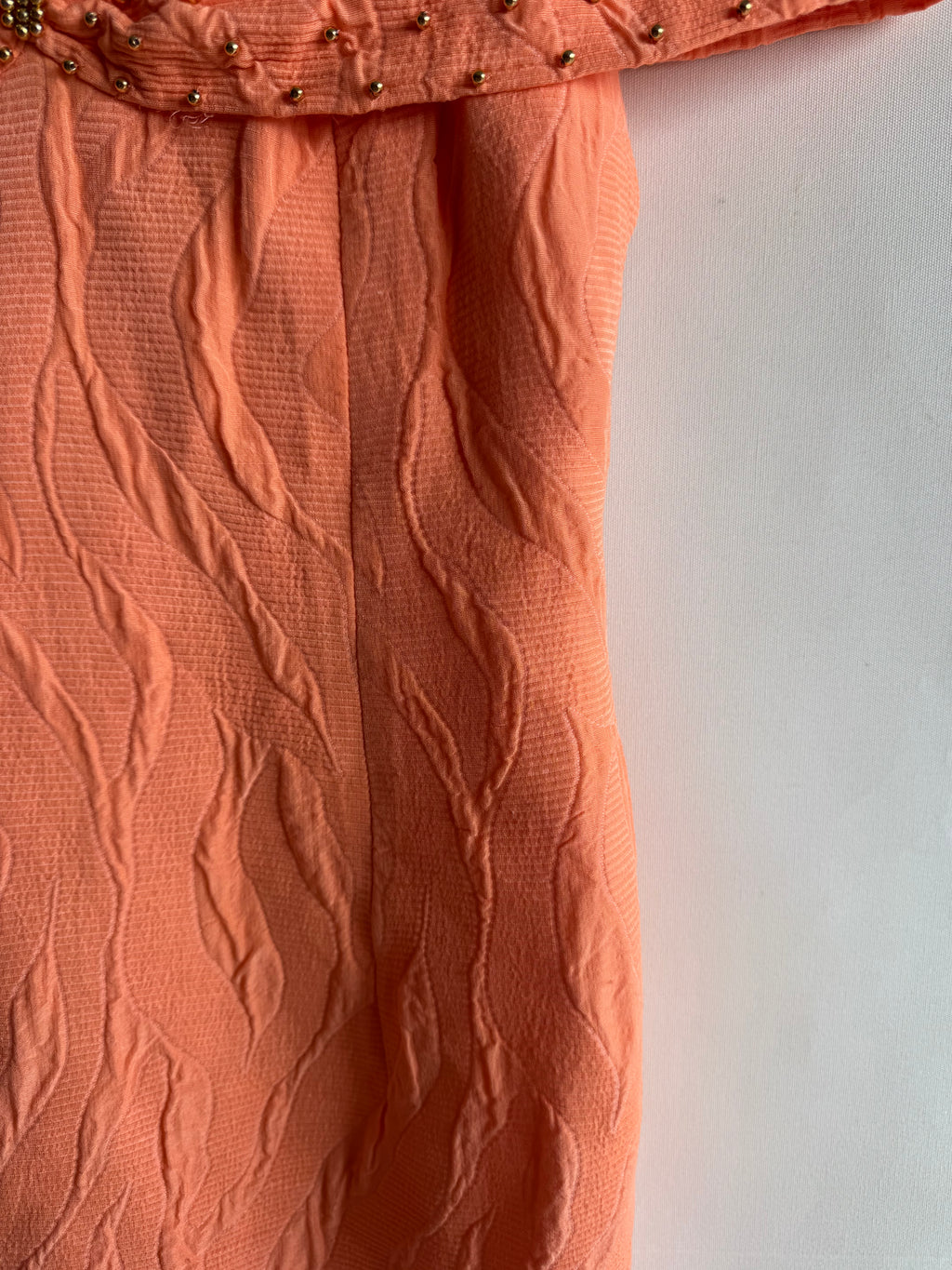 Vestido vintage mini naranja con detalles dorados y cadena metálica