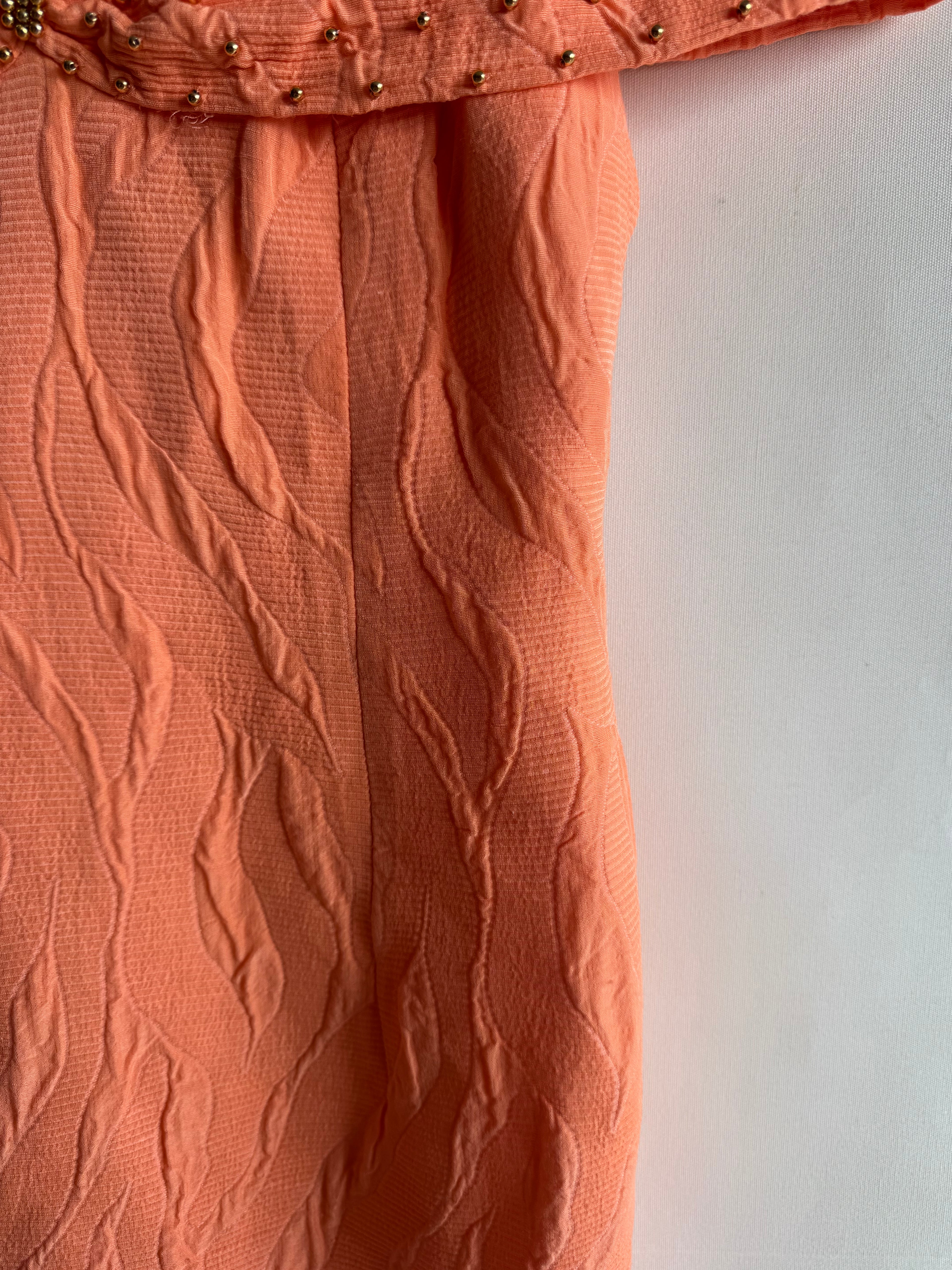 Vestido vintage mini naranja con detalles dorados y cadena metálica