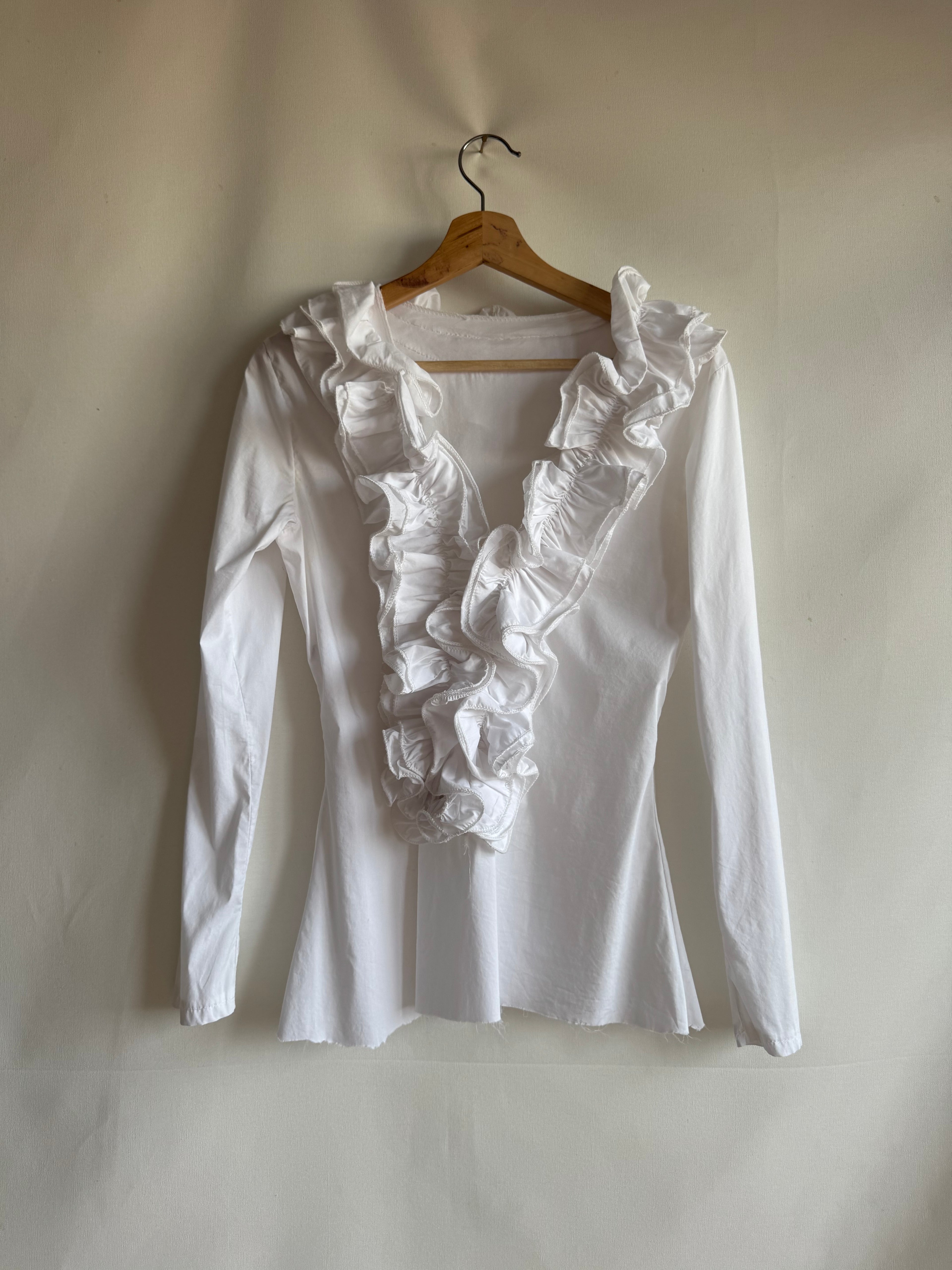 Blusa Pre-Loved blanca con maxi volantes y corte entallado