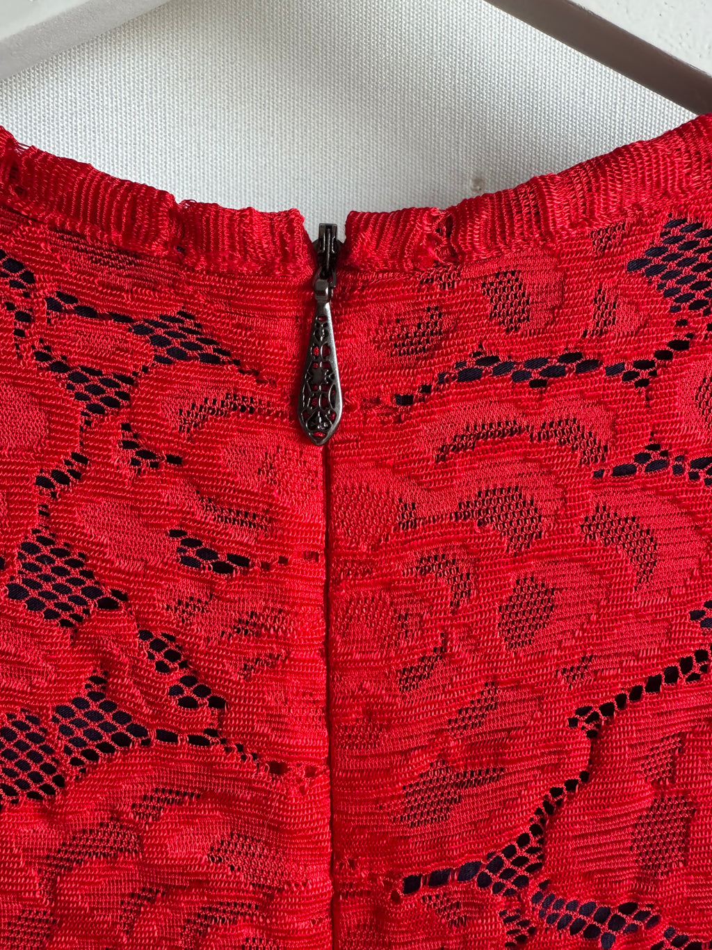 Vestido midi de encaje rojo – Damsel in a Dress (T.10)